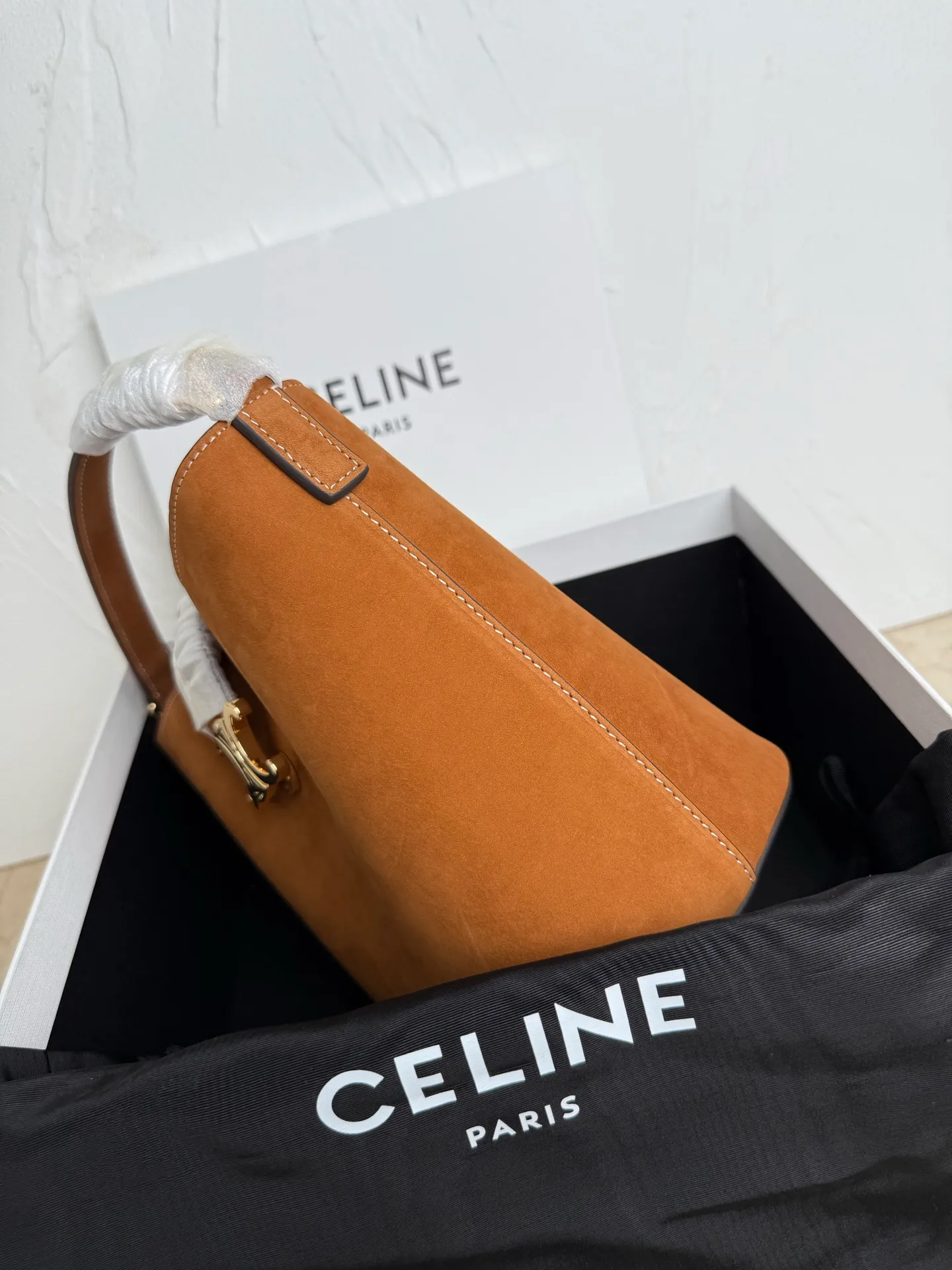p1500𝗖𝗘𝗟𝗜𝗡𝗘 | LOUISE SMALL Smooth Cow Leather Handbag 6 X 7 X 5 inches (16 Removable and adjustable shoulder strap, minimum length 19" (48cm), maximum length 21" (53.5cm) Number: 119173FX9.38NO