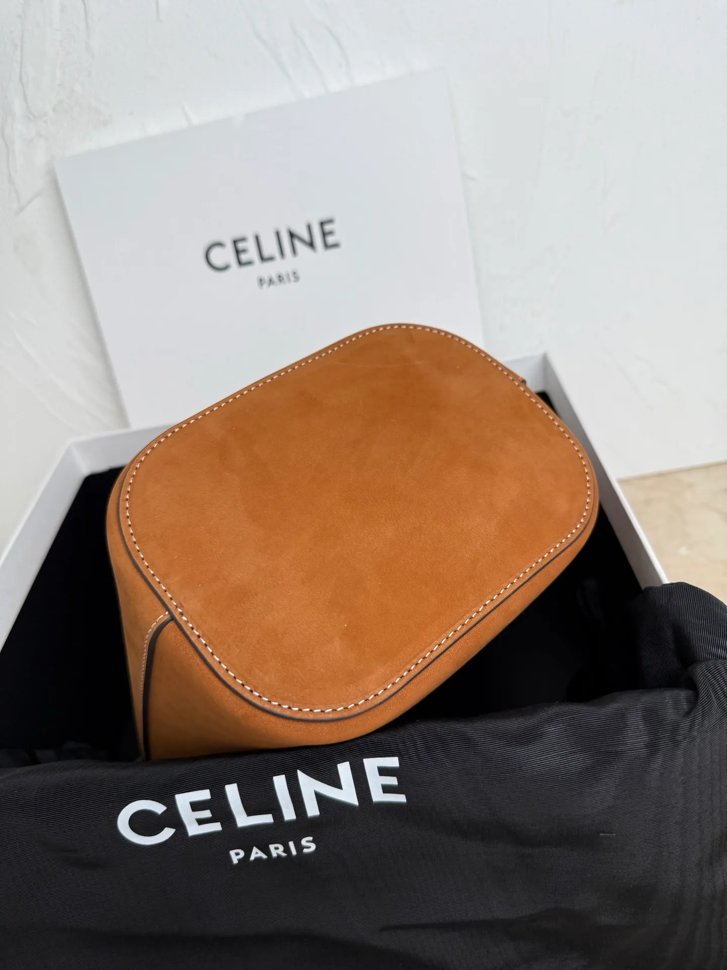 p1500𝗖𝗘𝗟𝗜𝗡𝗘 | LOUISE SMALL Smooth Cow Leather Handbag 6 X 7 X 5 inches (16 Removable and adjustable shoulder strap, minimum length 19" (48cm), maximum length 21" (53.5cm) Number: 119173FX9.38NO