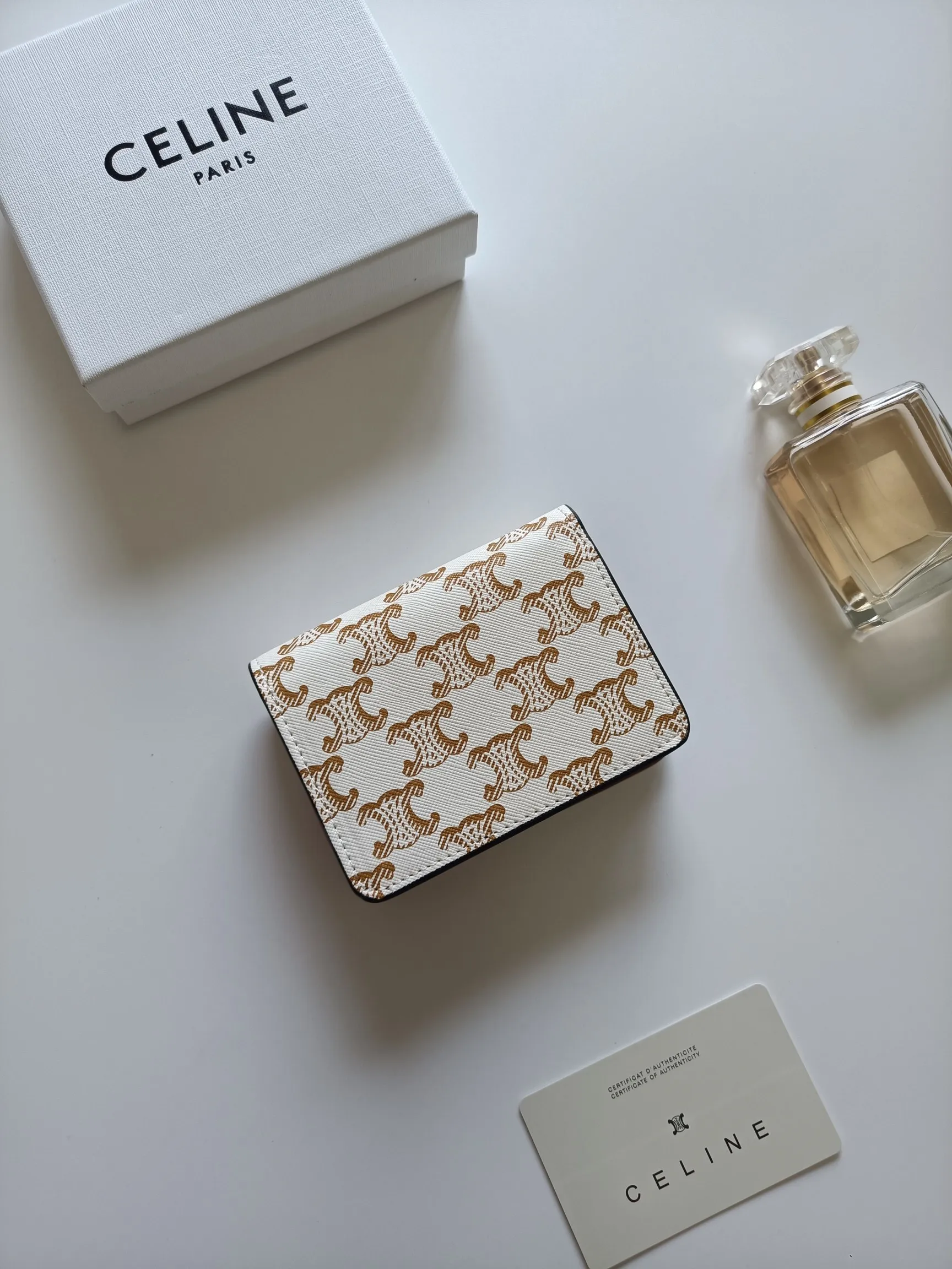 ￥140 Celine classic card holder, TRIOMPHE business card holder, large cowhide interior with plain microfiber TRIOMPHE CANVAS logo print, gold finish TRIOMPHE metal snap closure, 1 zipper coin pocket, 5 card slots, 1 banknote pocket, 1 flat pocket No.: 10K623 Size: 11 X 9 X 3cm