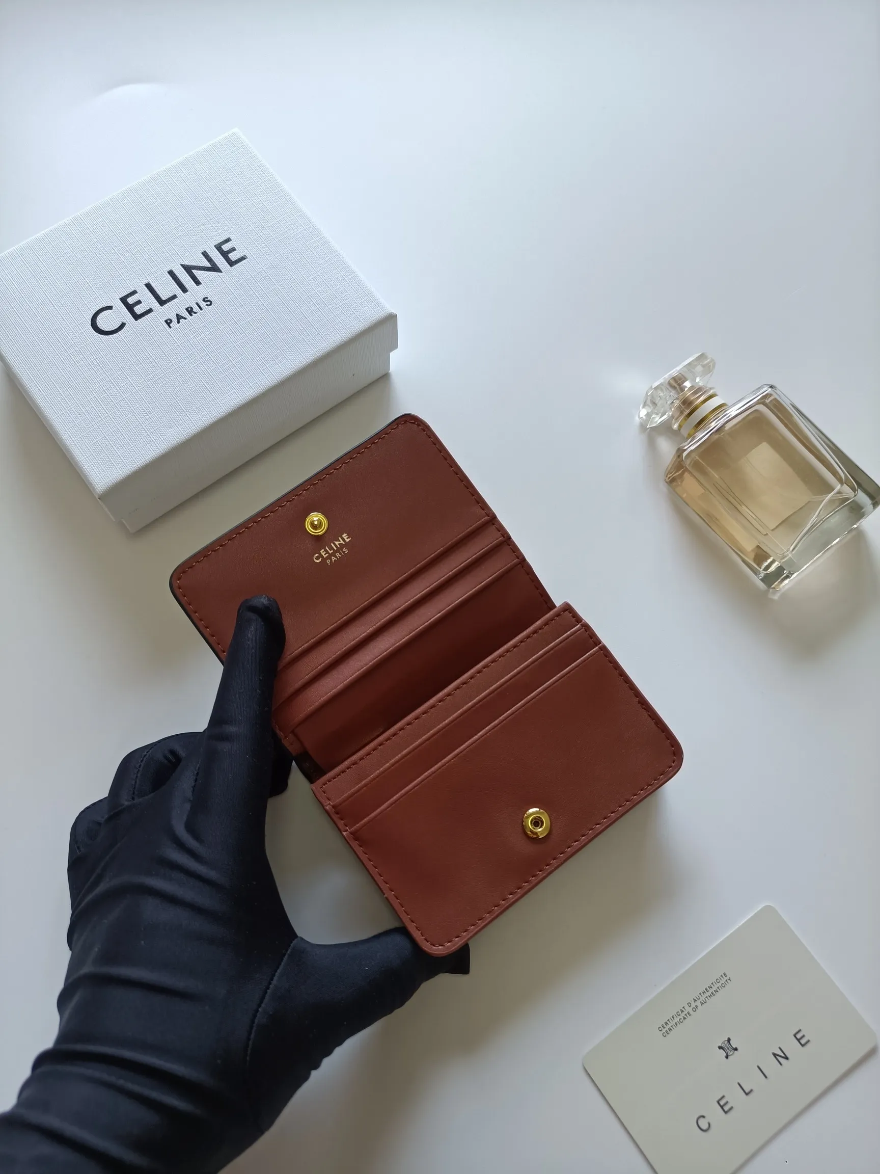 ￥140 Celine classic card holder, TRIOMPHE business card holder, large cowhide interior with plain microfiber TRIOMPHE CANVAS logo print, gold finish TRIOMPHE metal snap closure, 1 zipper coin pocket, 5 card slots, 1 banknote pocket, 1 flat pocket No.: 10K623 Size: 11 X 9 X 3cm