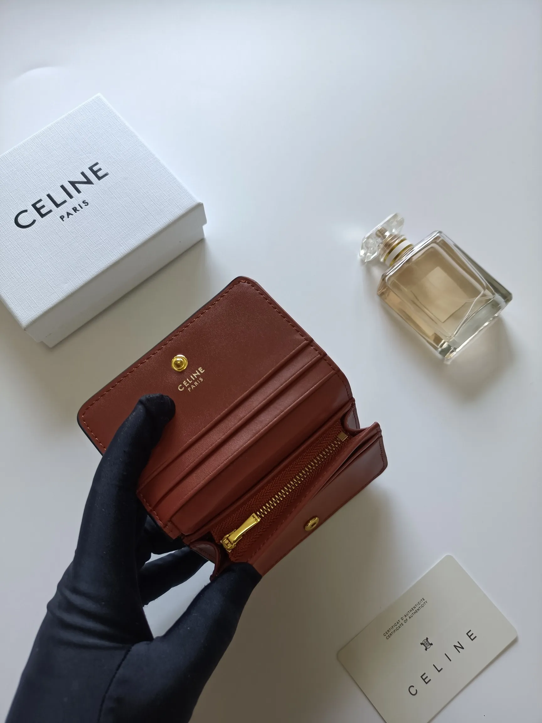 ￥140 Celine classic card holder, TRIOMPHE business card holder, large cowhide interior with plain microfiber TRIOMPHE CANVAS logo print, gold finish TRIOMPHE metal snap closure, 1 zipper coin pocket, 5 card slots, 1 banknote pocket, 1 flat pocket No.: 10K623 Size: 11 X 9 X 3cm