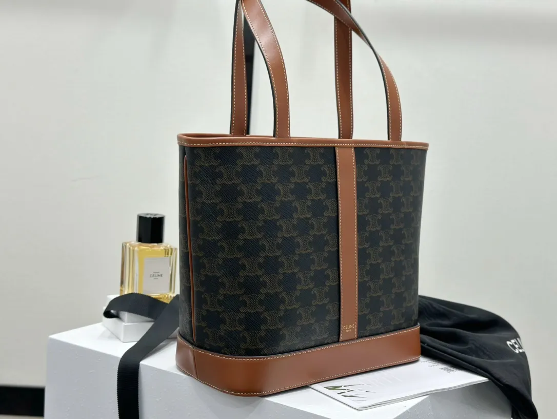 💰 Top products in 1320 market 𝗖𝗘𝗟𝗜𝗡𝗘 𝑪𝑨𝑩𝑨𝑺 small logo printed cow leather handbag 𝑻𝑹𝑰𝑶𝑴𝑷𝑯𝑬 𝑪𝑨𝑵𝑽𝑨𝑺 logo printing, cow leather binding, fabric lining, snap button closure, 🉑shoulder carry, hand-held, highly recommended‼ ️ 𝑠　𝑧𝑒: 𝟮𝟲.𝟱*𝟮𝟯*𝟭𝟮𝒄𝒎 Model: 115082