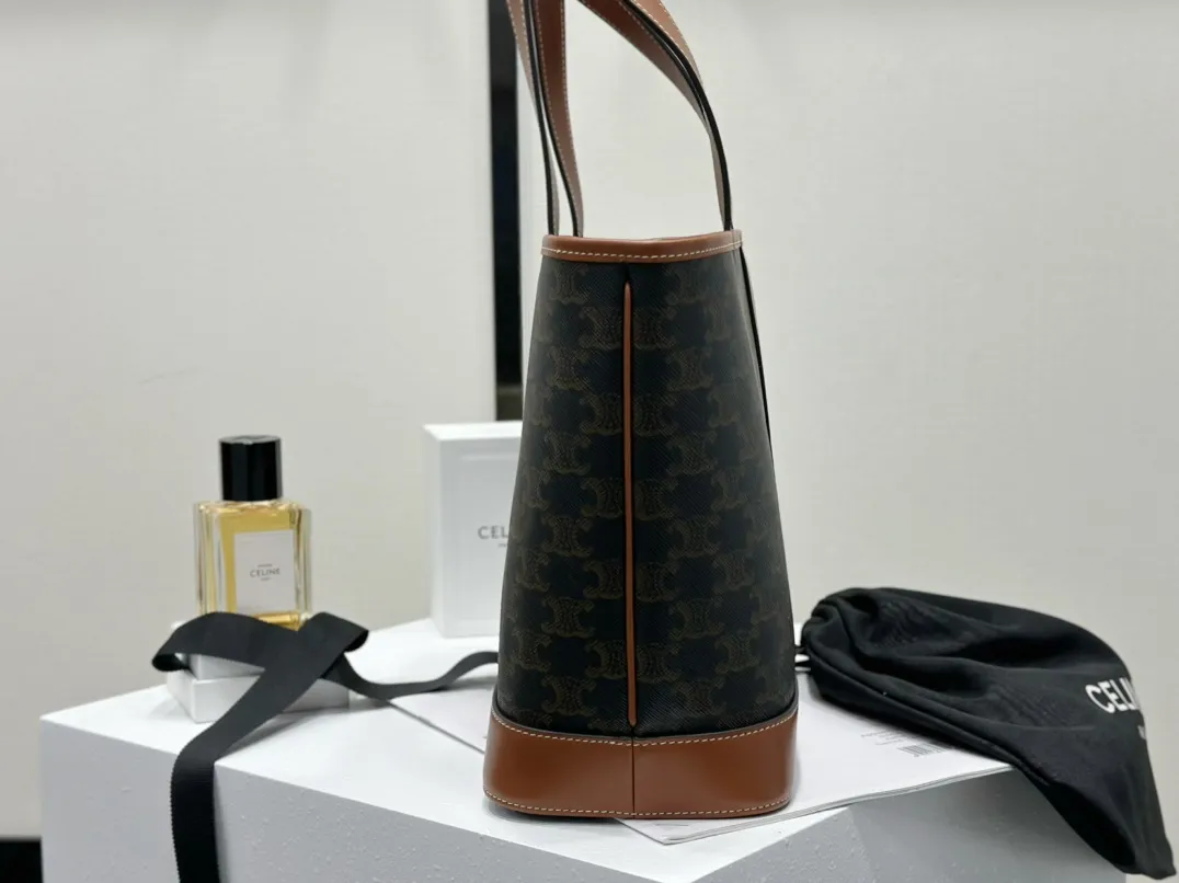 💰 Top products in 1320 market 𝗖𝗘𝗟𝗜𝗡𝗘 𝑪𝑨𝑩𝑨𝑺 small logo printed cow leather handbag 𝑻𝑹𝑰𝑶𝑴𝑷𝑯𝑬 𝑪𝑨𝑵𝑽𝑨𝑺 logo printing, cow leather binding, fabric lining, snap button closure, 🉑shoulder carry, hand-held, highly recommended‼ ️ 𝑠　𝑧𝑒: 𝟮𝟲.𝟱*𝟮𝟯*𝟭𝟮𝒄𝒎 Model: 115082
