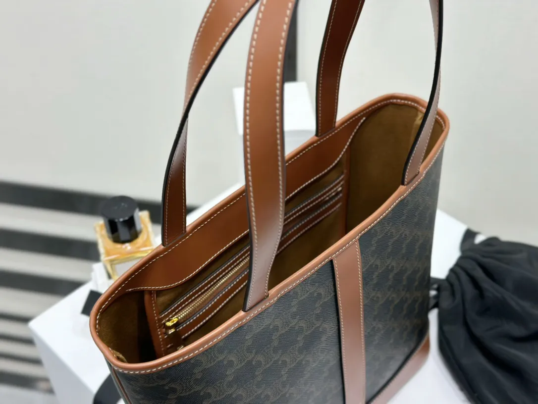 💰 Top products in 1320 market 𝗖𝗘𝗟𝗜𝗡𝗘 𝑪𝑨𝑩𝑨𝑺 small logo printed cow leather handbag 𝑻𝑹𝑰𝑶𝑴𝑷𝑯𝑬 𝑪𝑨𝑵𝑽𝑨𝑺 logo printing, cow leather binding, fabric lining, snap button closure, 🉑shoulder carry, hand-held, highly recommended‼ ️ 𝑠　𝑧𝑒: 𝟮𝟲.𝟱*𝟮𝟯*𝟭𝟮𝒄𝒎 Model: 115082