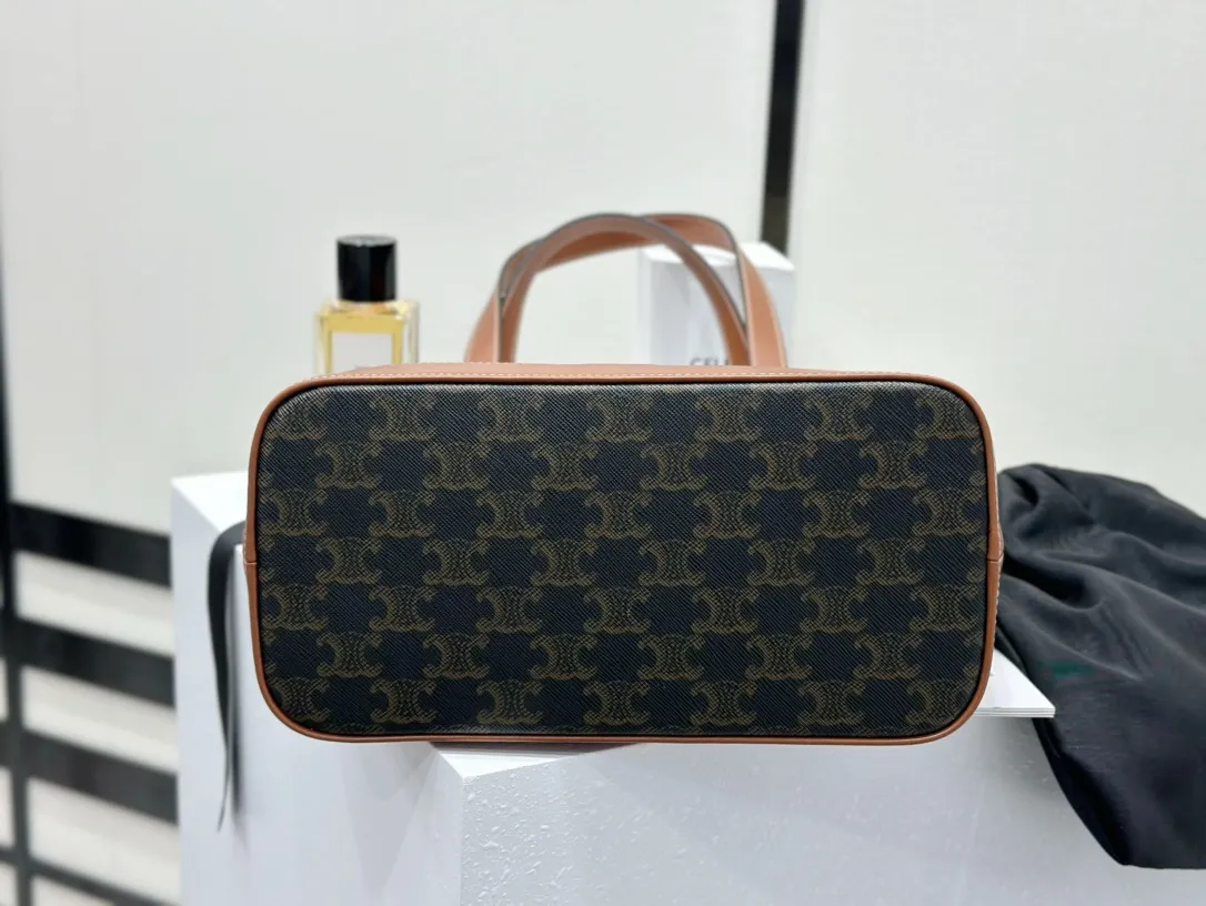 💰 Top products in 1320 market 𝗖𝗘𝗟𝗜𝗡𝗘 𝑪𝑨𝑩𝑨𝑺 small logo printed cow leather handbag 𝑻𝑹𝑰𝑶𝑴𝑷𝑯𝑬 𝑪𝑨𝑵𝑽𝑨𝑺 logo printing, cow leather binding, fabric lining, snap button closure, 🉑shoulder carry, hand-held, highly recommended‼ ️ 𝑠　𝑧𝑒: 𝟮𝟲.𝟱*𝟮𝟯*𝟭𝟮𝒄𝒎 Model: 115082
