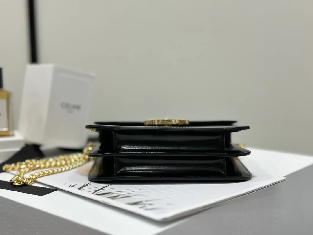 💰1800 The top product in the market 𝗖𝗘𝗟𝗜𝗡𝗘 |𝑪𝑶𝑳𝑳𝑬𝑮𝑬 𝑻𝑹𝑰𝑶𝑴𝑷𝑯𝑬 Arc de Triomphe Black Gold 𝗖𝗲𝗹𝗶𝗻𝗲The Arc de Triomphe is really noble, classic black gold, with 𝗖𝗘𝗟𝗜 added to the original lock 𝗡𝗘 initials 𝗖 Arc de Triomphe buckle, a complete injection of Parisian blood, 𝑻𝑹𝑰𝑶𝑴𝑷𝑯𝑬 magnetic buckle Cow leather, sheep leather lining, crossbody and shoulder carry. The whole bag feels light, casual, soft and comfortable.  𝑠　𝑧𝑒: 𝟮𝟬*𝟭𝟲*𝟱𝒄𝒎 Model: 113583