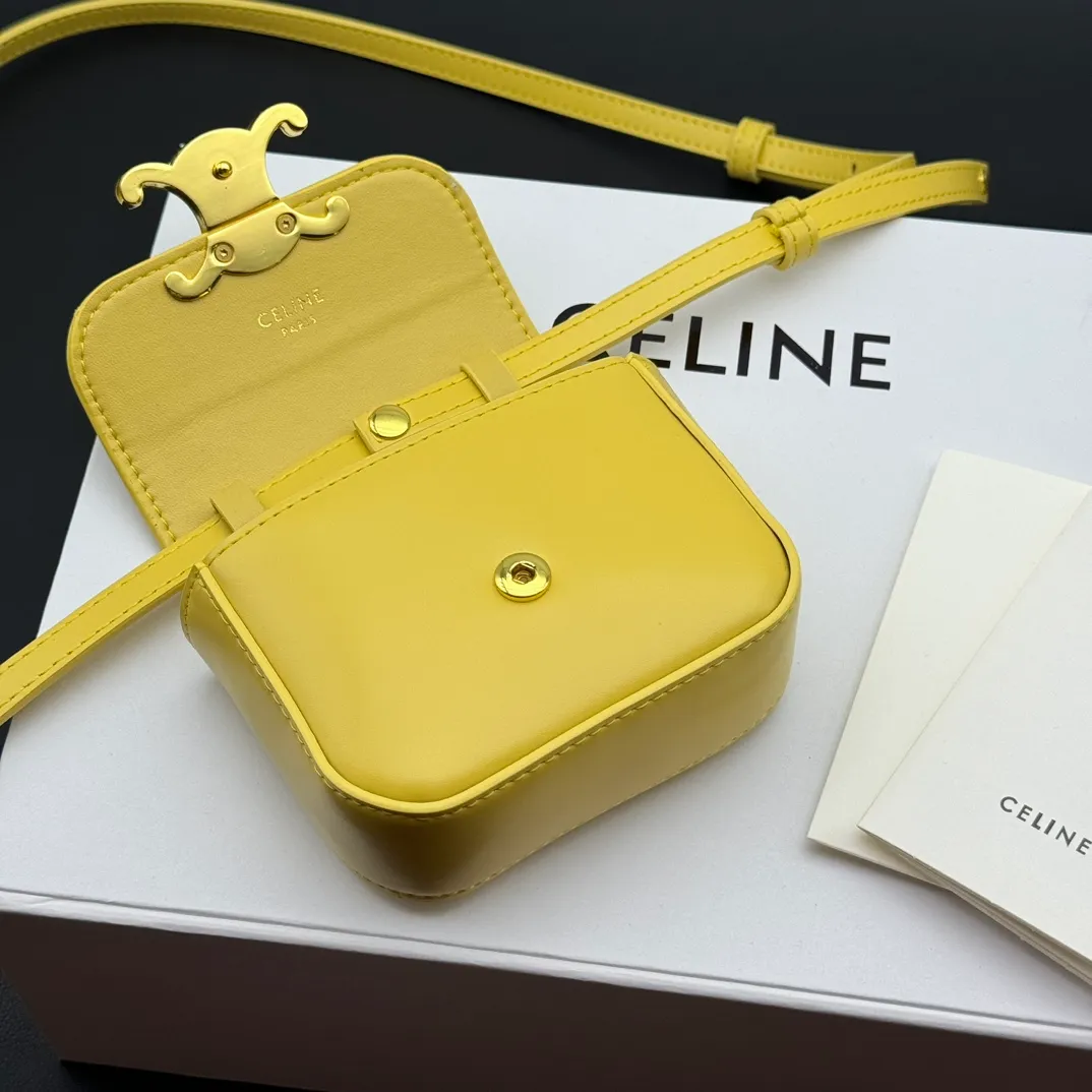 💰230 💎Upgraded original version💖 Comes with gift box 𝗖𝗘𝗟𝗜𝗡𝗘 | 𝗧𝗥𝗜𝗢𝗠𝗣𝗛𝗘 𝗠𝗜𝗡𝗜 Arc de Triomphe Mini Crossbody Bag〰️ Yellow# (Calfskin) Arc de Triomphe and minimalist inspiration collide. Beautiful to the core. The shape of the bag is simply the golden ratio. Small and delicate. The more you look at it, the better it looks. It gives people a French gentle style🍃. Carrying it on the body is like an exquisite work of art. Made of genuine Italian leather. The texture of the leather is perfect. 𝑠　𝑧𝑒: 𝟭𝟭*𝟴*𝟰𝒄𝒎 Model: 101513/10I513