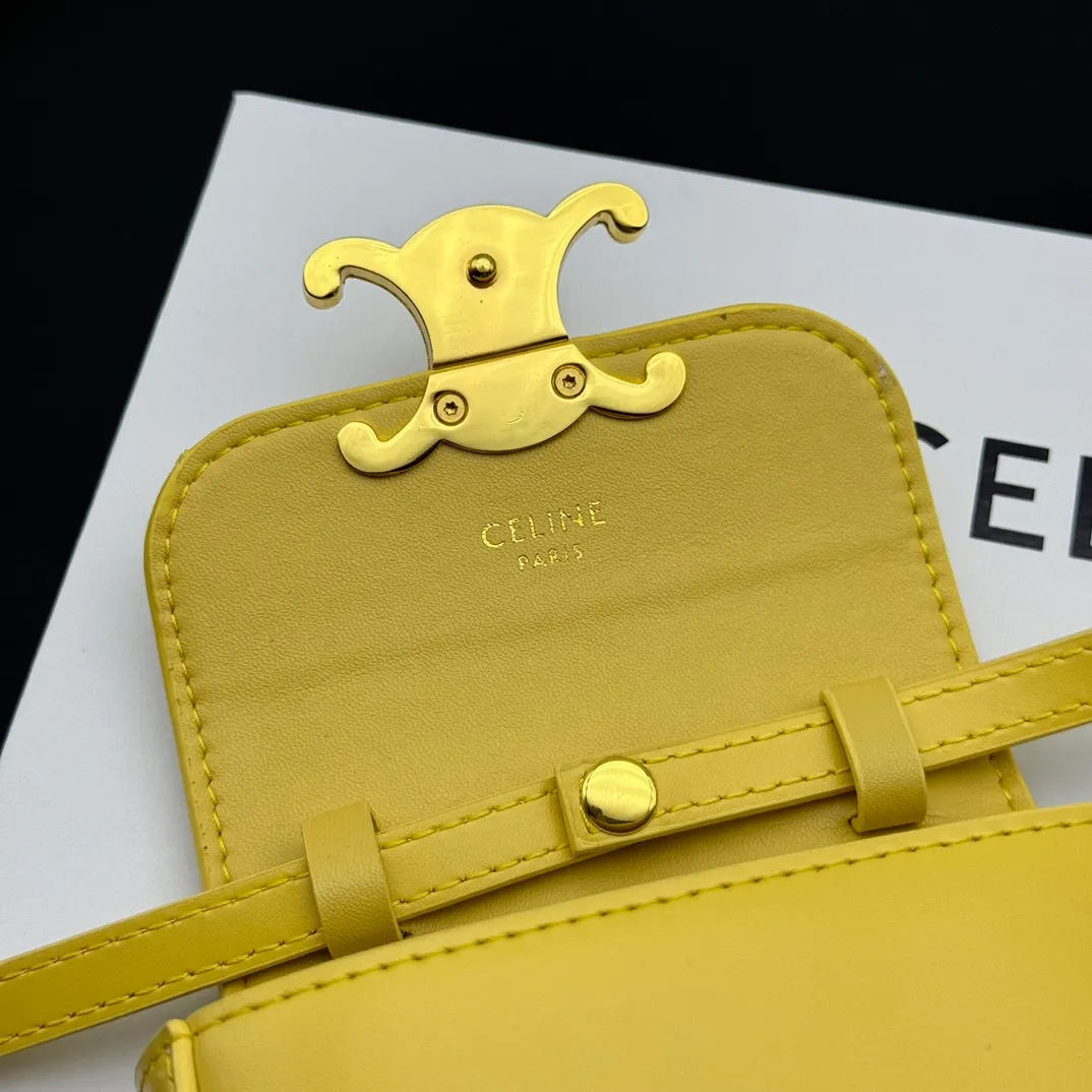 💰230 💎Upgraded original version💖 Comes with gift box 𝗖𝗘𝗟𝗜𝗡𝗘 | 𝗧𝗥𝗜𝗢𝗠𝗣𝗛𝗘 𝗠𝗜𝗡𝗜 Arc de Triomphe Mini Crossbody Bag〰️ Yellow# (Calfskin) Arc de Triomphe and minimalist inspiration collide. Beautiful to the core. The shape of the bag is simply the golden ratio. Small and delicate. The more you look at it, the better it looks. It gives people a French gentle style🍃. Carrying it on the body is like an exquisite work of art. Made of genuine Italian leather. The texture of the leather is perfect. 𝑠　𝑧𝑒: 𝟭𝟭*𝟴*𝟰𝒄𝒎 Model: 101513/10I513