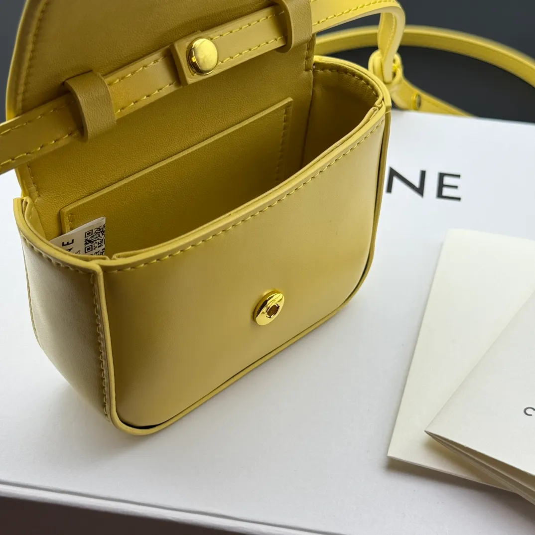 💰230 💎Upgraded original version💖 Comes with gift box 𝗖𝗘𝗟𝗜𝗡𝗘 | 𝗧𝗥𝗜𝗢𝗠𝗣𝗛𝗘 𝗠𝗜𝗡𝗜 Arc de Triomphe Mini Crossbody Bag〰️ Yellow# (Calfskin) Arc de Triomphe and minimalist inspiration collide. Beautiful to the core. The shape of the bag is simply the golden ratio. Small and delicate. The more you look at it, the better it looks. It gives people a French gentle style🍃. Carrying it on the body is like an exquisite work of art. Made of genuine Italian leather. The texture of the leather is perfect. 𝑠　𝑧𝑒: 𝟭𝟭*𝟴*𝟰𝒄𝒎 Model: 101513/10I513