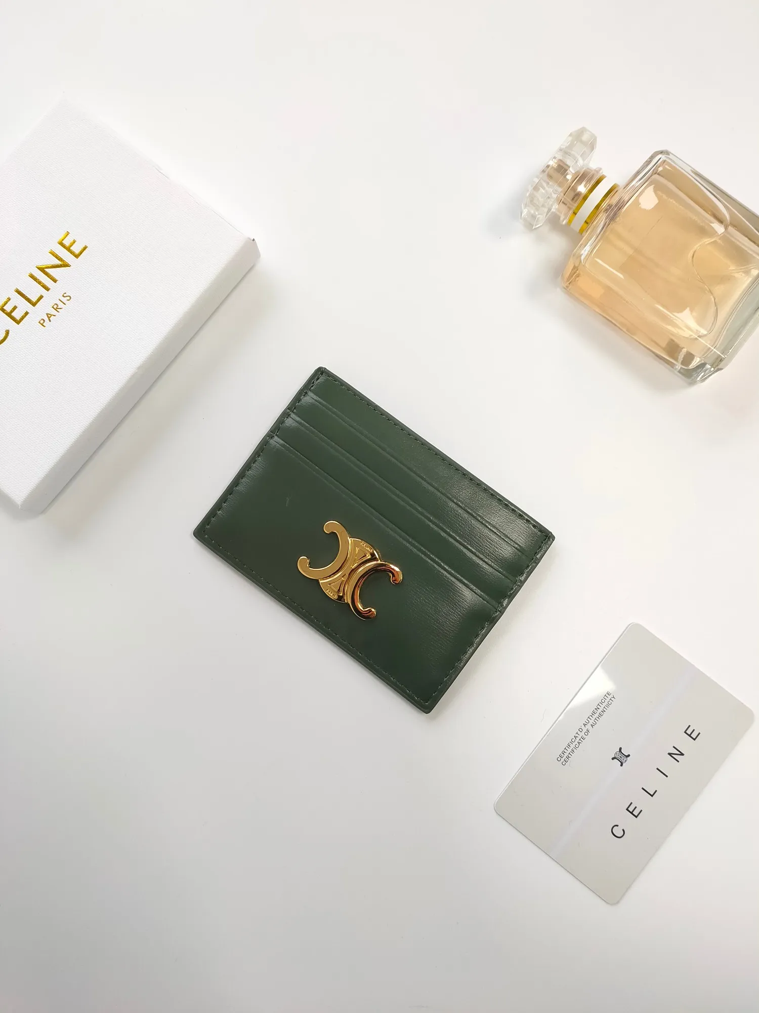 💰90💰CELINE's new embossed logo card holder, made of first-layer cowhide, two card slots + one middle pocket Style number: 10L833 Size: 10.5×7cm