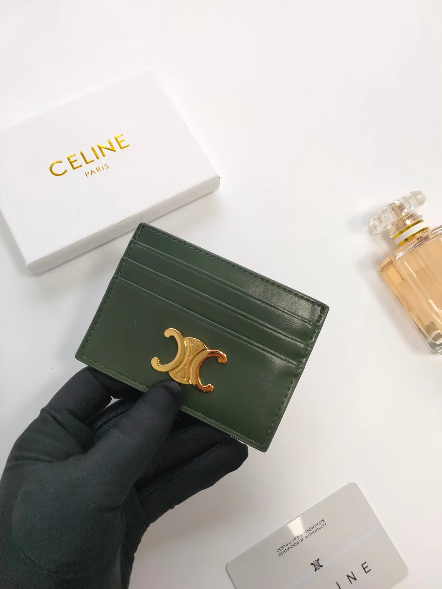 💰90💰CELINE's new embossed logo card holder, made of first-layer cowhide, two card slots + one middle pocket Style number: 10L833 Size: 10.5×7cm