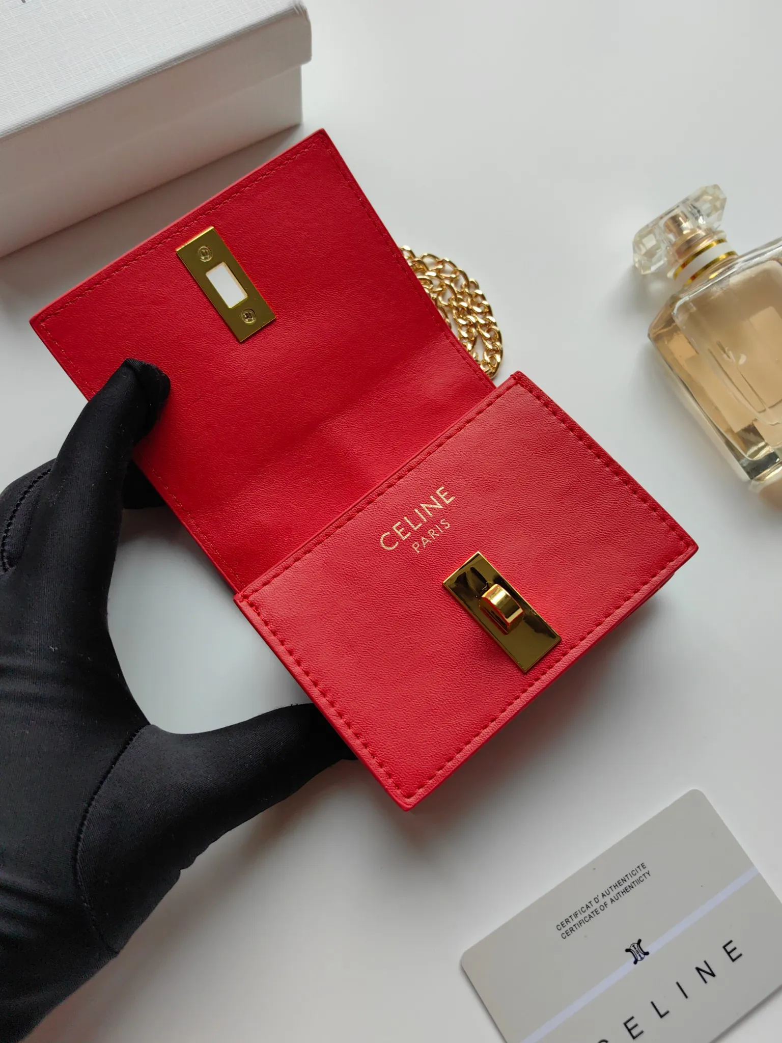 💰140 Celine's latest chain card holder, TRIOMPHE flip chain card holder, can be worn cross-body, classic pattern with plain microfiber interior, rotating lock closure, 1 thickened main compartment, 2 inner card slots. No.: 10M472 Size: 10.5x8.5x3 cm