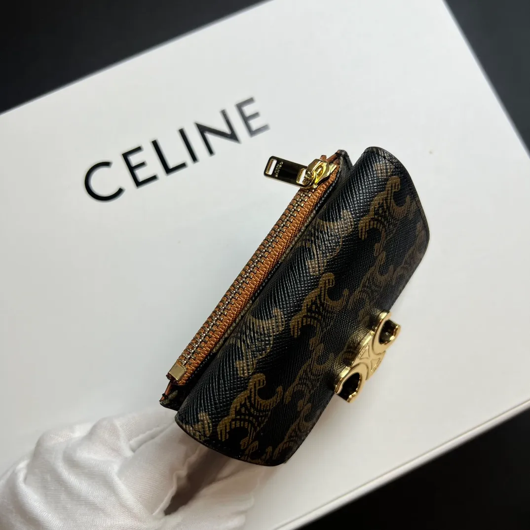 💰150 💎Top quality 🇫🇷 Arc de Triomphe 💓 𝗖𝗘𝗟𝗜𝗡𝗘 Arc de Triomphe wallet 2-in-1, full calfskin, second layer leather, non-super transferable ‼ ️ Celine’s new glossy cow leather short coin purse ❤️ TRIOMPHE metallic snaps A small item that enhances taste, a classic and popular model. It is good-looking and easy to use. It is small and portable. All kinds of bank cards and ID documents are easy to throw around. You no longer have to worry about not being able to find it. It is a daily essential item. 5 card slots, 1 banknote slot, 1 detachable card pocket. It is really full of everything even though it is small~ The wallet can be used for a long time without losing any money. The high-end packaging also gives you face, so go ahead. Model: 10l653DS3 / 16332 /10I653 Size: 9.5×7.5×3cm