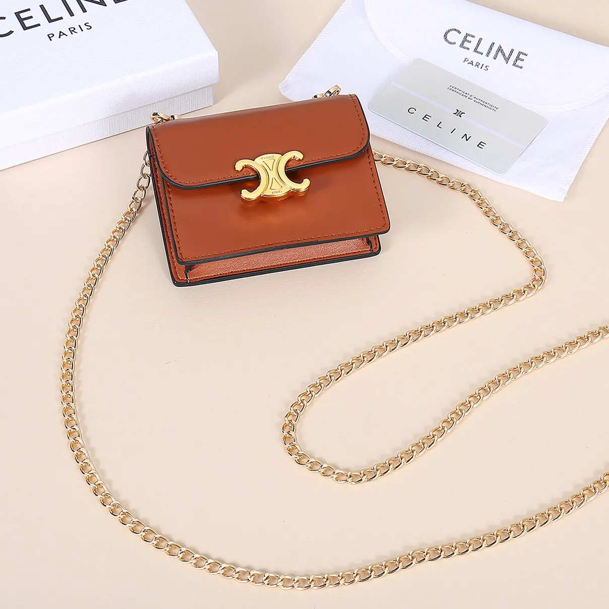 💰170, Celine's new chain TRIOMPHE business card bag, which can be worn cross-body, has a large cowhide surface with plain microfiber, gold-finished TRIOMPHE metal snap closure, 1 thickened main compartment, and 3 inner card slots. No.: 10N062 Size: 10.5x8.5x3 cm