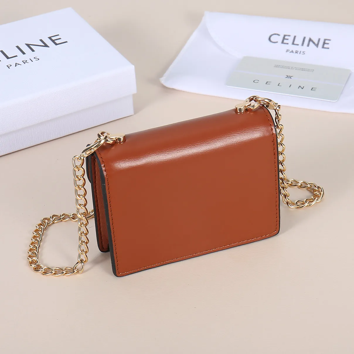 💰170, Celine's new chain TRIOMPHE business card bag, which can be worn cross-body, has a large cowhide surface with plain microfiber, gold-finished TRIOMPHE metal snap closure, 1 thickened main compartment, and 3 inner card slots. No.: 10N062 Size: 10.5x8.5x3 cm