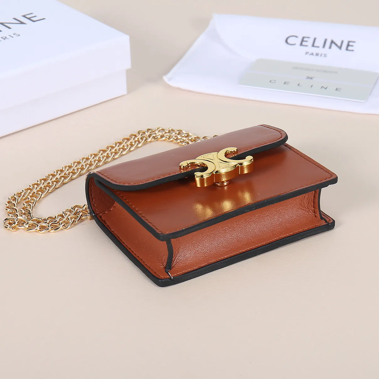 💰170, Celine's new chain TRIOMPHE business card bag, which can be worn cross-body, has a large cowhide surface with plain microfiber, gold-finished TRIOMPHE metal snap closure, 1 thickened main compartment, and 3 inner card slots. No.: 10N062 Size: 10.5x8.5x3 cm