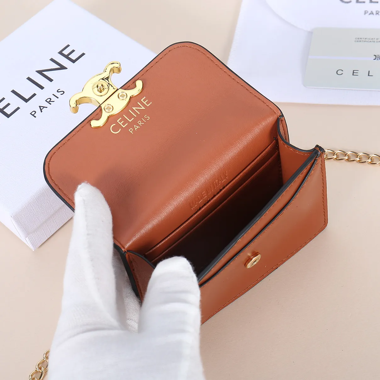 💰170, Celine's new chain TRIOMPHE business card bag, which can be worn cross-body, has a large cowhide surface with plain microfiber, gold-finished TRIOMPHE metal snap closure, 1 thickened main compartment, and 3 inner card slots. No.: 10N062 Size: 10.5x8.5x3 cm