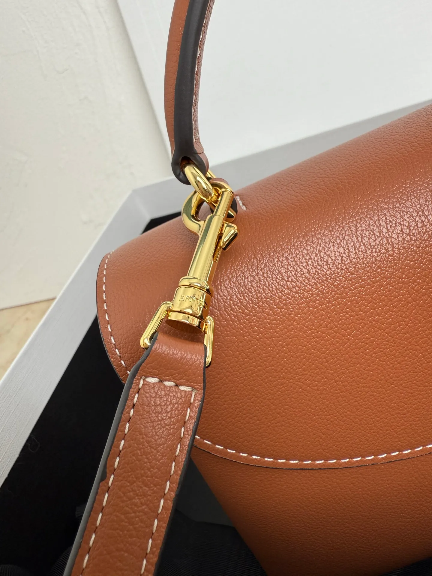 p1500 new product online 🅰️🅰️CE Arc de Triomphe kelly handbag 👜 The new Arc de Triomphe storage bag is full of high-end feeling! Simple and exquisite outline, whether it is calm black, low-key brown, classic presbyopia color scheme, etc... all exude an unparalleled sense of luxury ❤️ The lines of kelly's classic shape are simple and elegant, without unnecessary decoration, showing the aesthetic charm🫶🏻 Style number: 118113 Size: 20.5x13x8 (with original packaging)