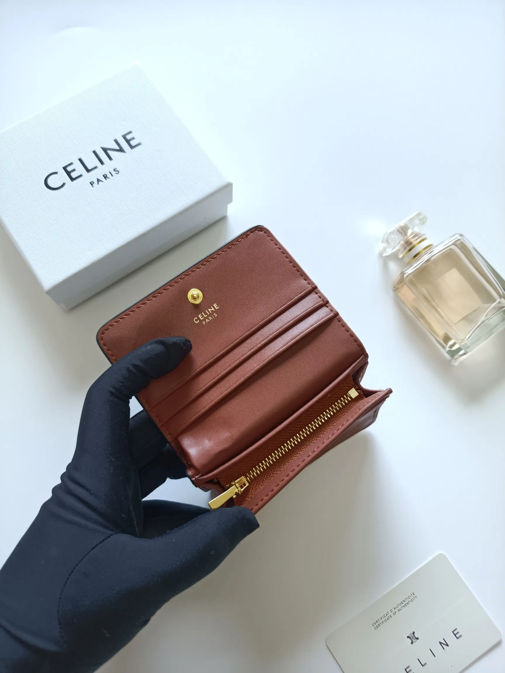 ￥140 Celine classic card holder, TRIOMPHE business card holder, large cowhide interior with plain microfiber TRIOMPHE CANVAS logo print, gold finish TRIOMPHE metal snap closure, 1 zipper coin pocket, 5 card slots, 1 banknote pocket, 1 flat pocket No.: 10K623 Size: 11 X 9 X 3cm