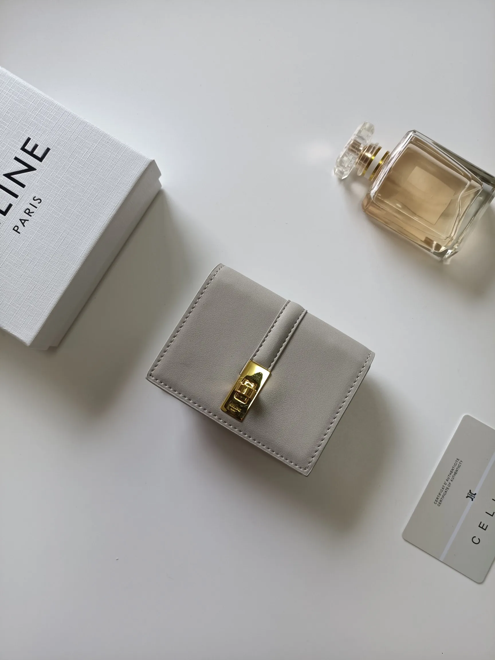 💰150, Celine's new card holder, TRIOMPHE flip card holder, classic pattern with plain microfiber inside, rotating lock closure, 1 thickened main compartment, 2 inner card slots. No.: 10M473 Size: 10.5x8.5x3 cm
