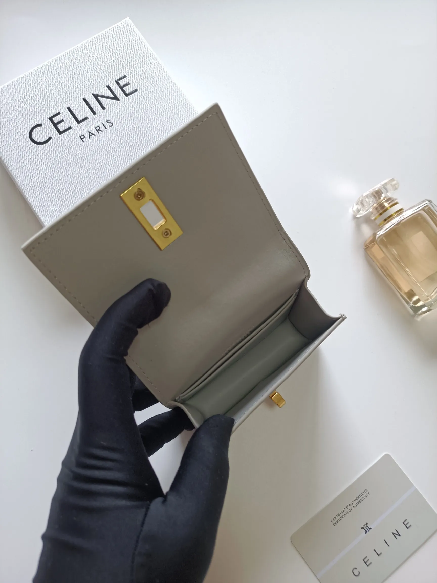 💰150, Celine's new card holder, TRIOMPHE flip card holder, classic pattern with plain microfiber inside, rotating lock closure, 1 thickened main compartment, 2 inner card slots. No.: 10M473 Size: 10.5x8.5x3 cm