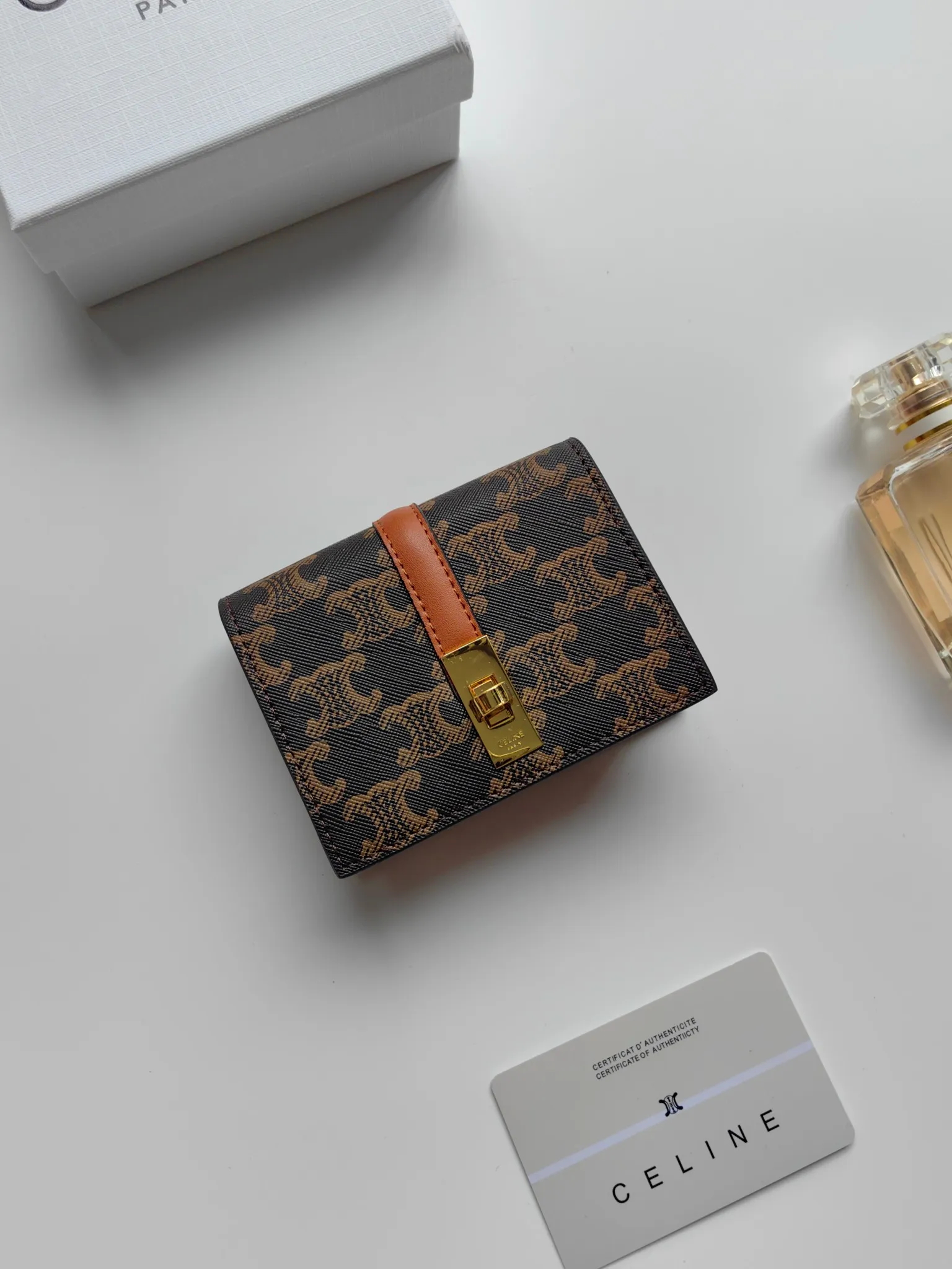 💰130, Celine's new card holder, TRIOMPHE flip card holder, classic pattern with plain microfiber inside, rotating lock closure, 1 thickened main compartment, 2 inner card slots. No.: 10M473 Size: 10.5x8.5x3 cm