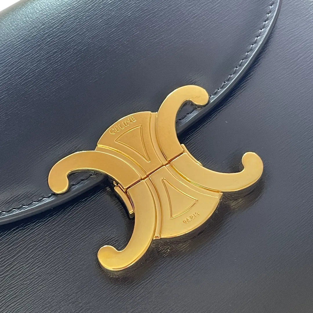 The new TEEN BESACE TRIOMPHE metal lock depicts the iconic style. Glossy cow leather handbag. The bag is made of cow leather. Sheep leather lining. Suitable for crossbody and shoulder carry. Metal TRIOMPHE logo closure. 3 inner compartments. Internal zipper pocket and flat pocket. Model: 110413. Size: 18.5*16*6🌺🌺🌺