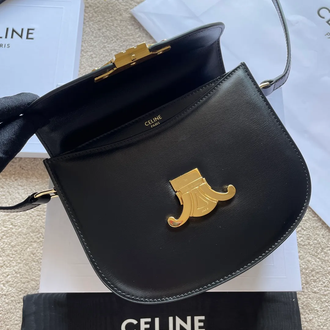 The new TEEN BESACE TRIOMPHE metal lock depicts the iconic style. Glossy cow leather handbag. The bag is made of cow leather. Sheep leather lining. Suitable for crossbody and shoulder carry. Metal TRIOMPHE logo closure. 3 inner compartments. Internal zipper pocket and flat pocket. Model: 110413. Size: 18.5*16*6🌺🌺🌺