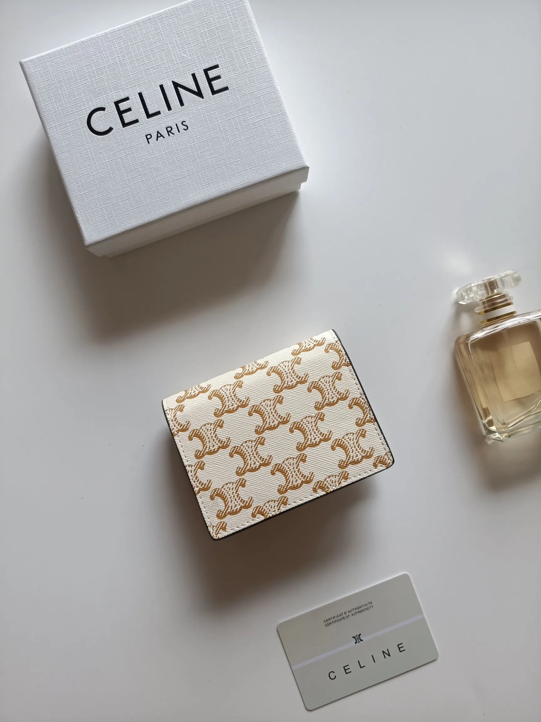💰150 Celine's new card holder, TRIOMPHE business card holder, classic pattern large surface with plain microfiber interior, gold finish TRIOMPHE metal snap closure, 1 thickened main compartment, 3 inner card slots. No.: 10N063 Size: 10.5x8.5x3 cm