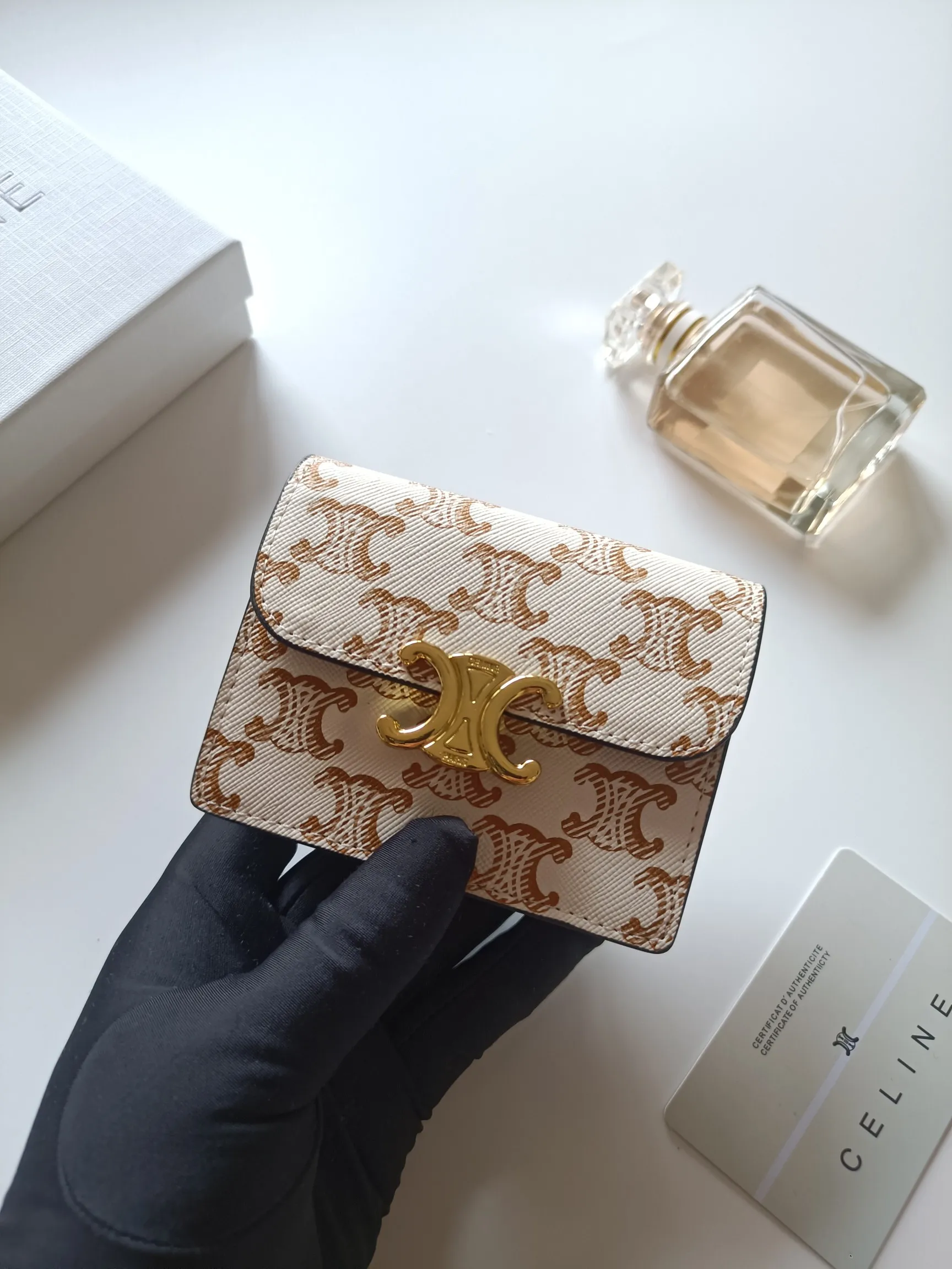 💰150 Celine's new card holder, TRIOMPHE business card holder, classic pattern large surface with plain microfiber interior, gold finish TRIOMPHE metal snap closure, 1 thickened main compartment, 3 inner card slots. No.: 10N063 Size: 10.5x8.5x3 cm
