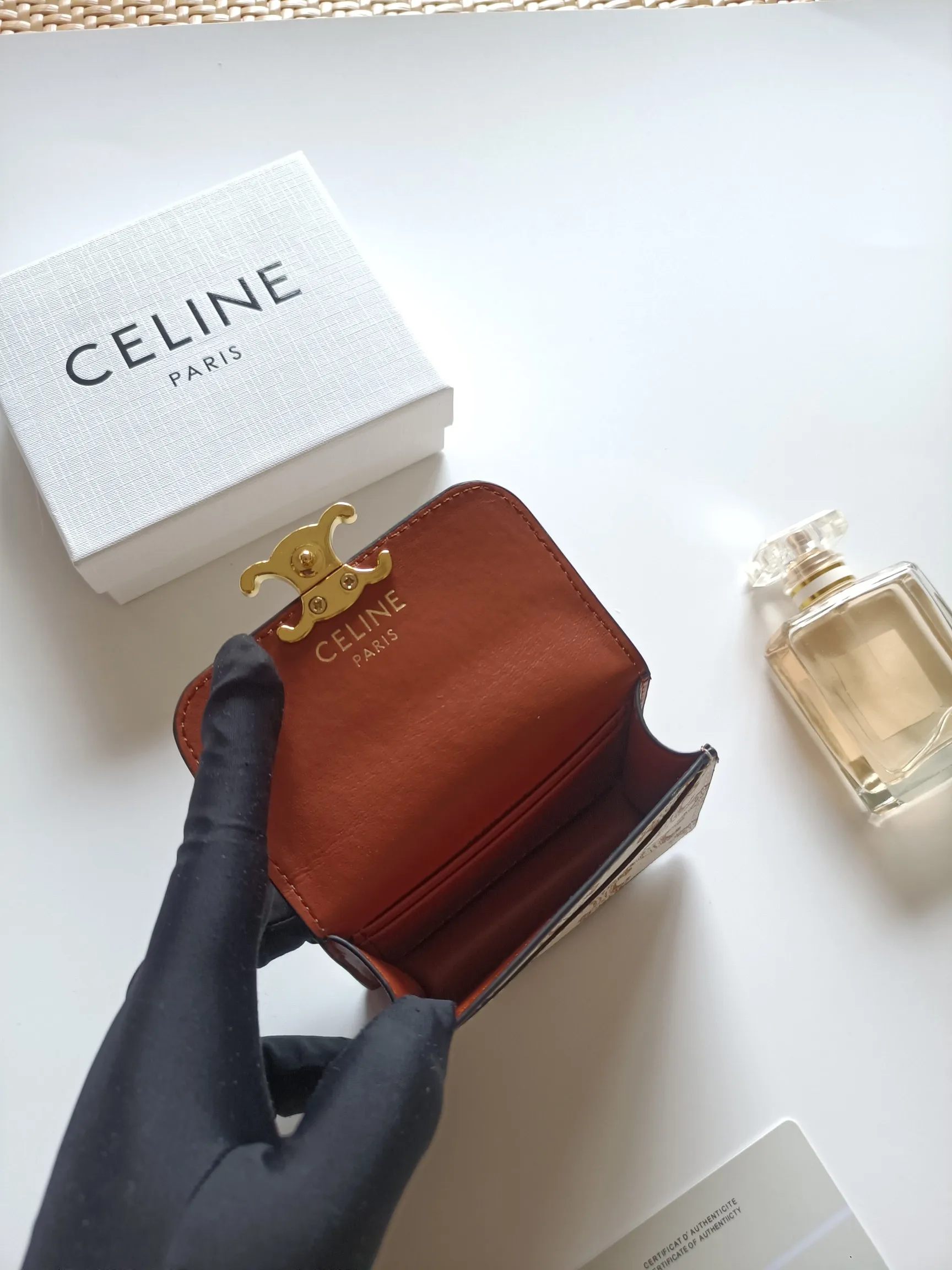 💰150 Celine's new card holder, TRIOMPHE business card holder, classic pattern large surface with plain microfiber interior, gold finish TRIOMPHE metal snap closure, 1 thickened main compartment, 3 inner card slots. No.: 10N063 Size: 10.5x8.5x3 cm