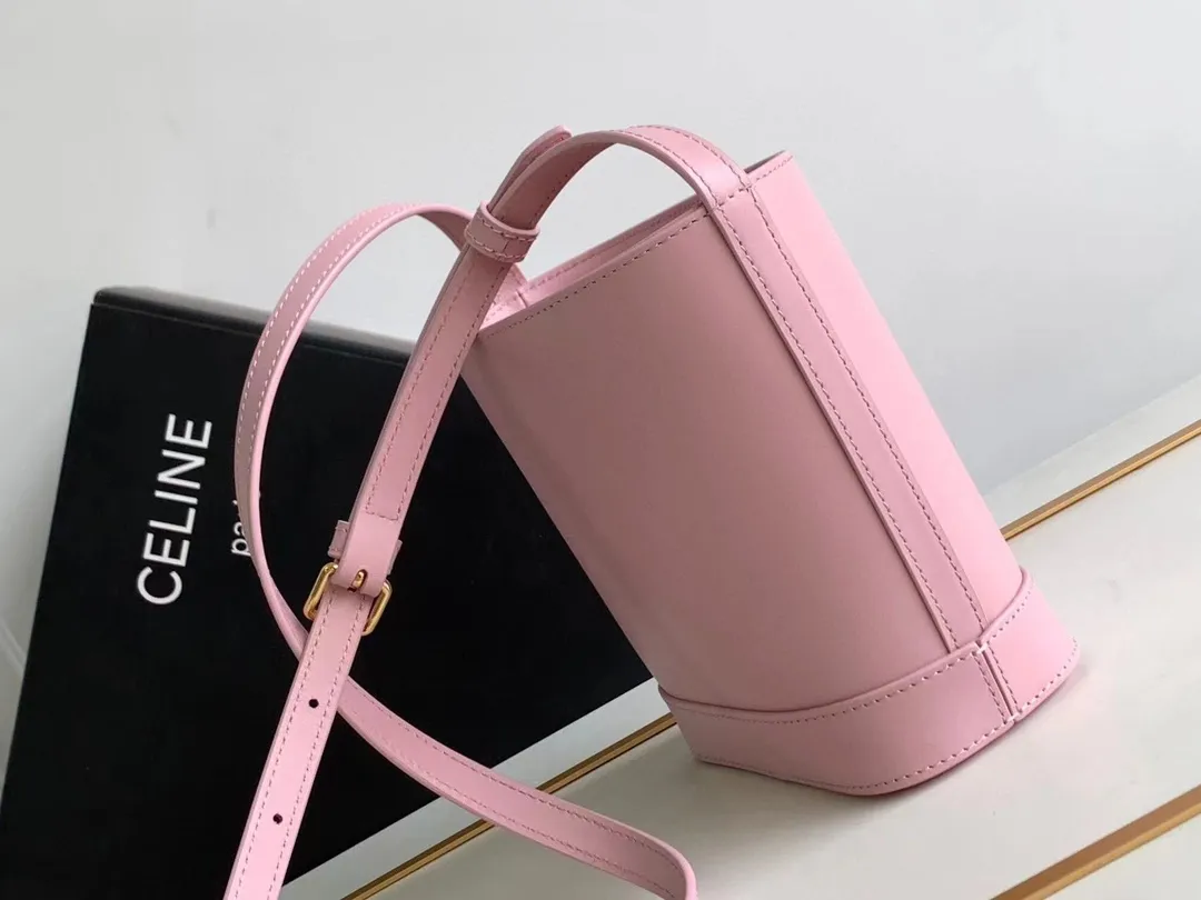 23s new spring and summer products｜CEL1N_E CUIR TRIOMPHE mini smooth cowhide leather bucket bag Recommended items🎁｜Celine’s limited edition mini buckets are cute💕The "little waste bag" series mini buckets are here~so cute, definitely a leader in reducing age👏The capacity is also good, it can hold mobile phones and small items necessary for going out. The upper body is too Q, fashionable and cute, super versatile 👗 Cow leather, lining: cow leather/fabric, can be worn cross-body and shoulder, snap button closure, 1 main compartment, inner card slot Size: 19.5 X 16 X 7 cm Number: 10L433ESM.24LP