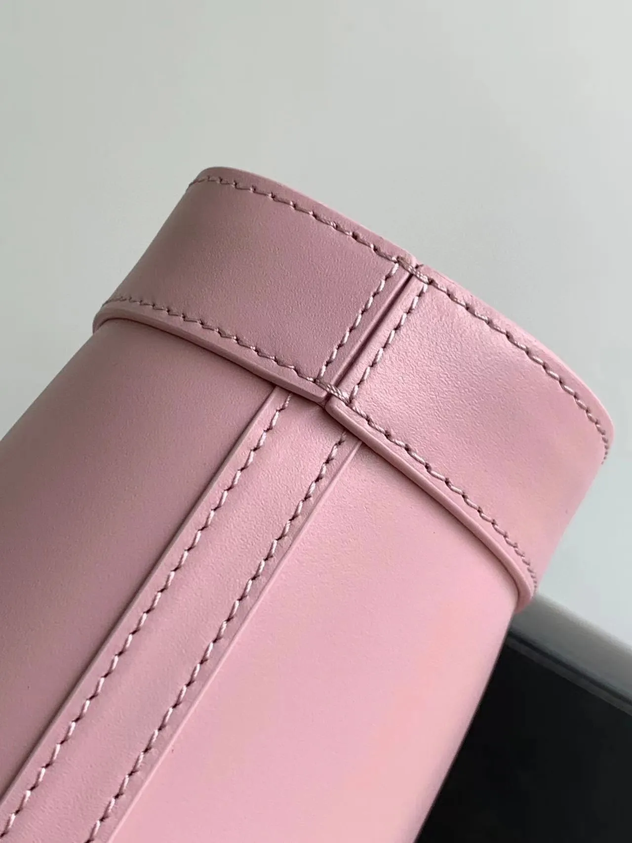 23s new spring and summer products｜CEL1N_E CUIR TRIOMPHE mini smooth cowhide leather bucket bag Recommended items🎁｜Celine’s limited edition mini buckets are cute💕The "little waste bag" series mini buckets are here~so cute, definitely a leader in reducing age👏The capacity is also good, it can hold mobile phones and small items necessary for going out. The upper body is too Q, fashionable and cute, super versatile 👗 Cow leather, lining: cow leather/fabric, can be worn cross-body and shoulder, snap button closure, 1 main compartment, inner card slot Size: 19.5 X 16 X 7 cm Number: 10L433ESM.24LP