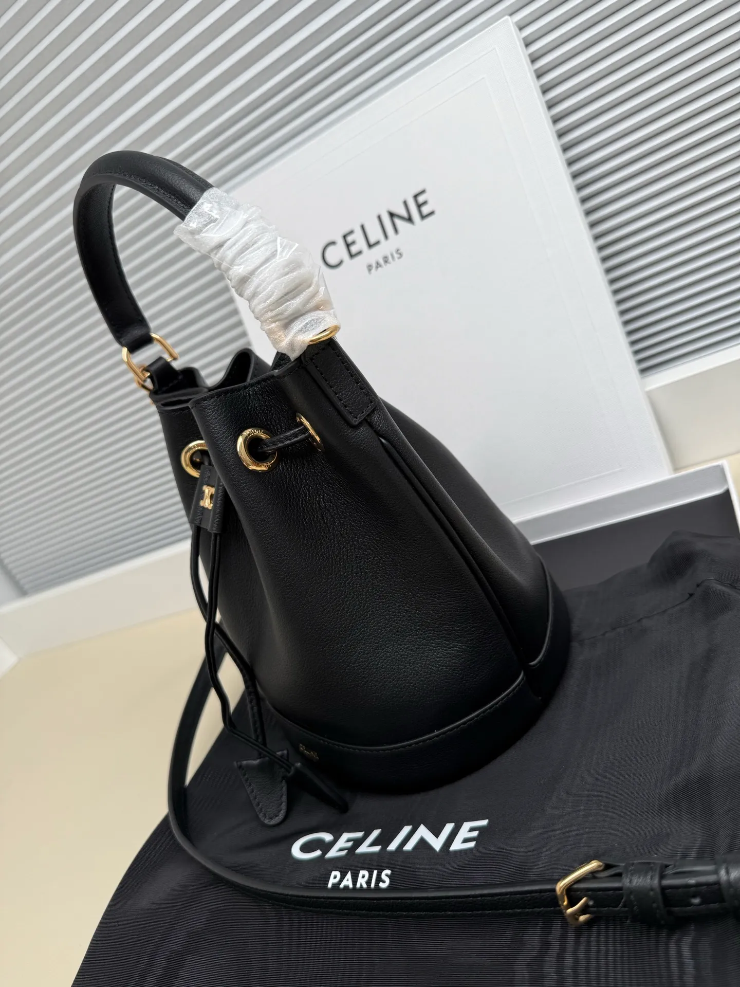 750. 🆕New bucket bag💋Drawstring design, two colors available Clara💄Takeaway bucket Has the casual silhouette of a bucket bag. The drawstring design adds playfulness and privacy. 💯Good capacity to hold 250ml of mineral water. 1 main compartment 1 leather handle, length (7cm) 1 detachable and adjustable shoulder strap, minimum length (41cm), maximum length (48cm) Dimensions: (16 X 19 X 16 cm) No.: 121673