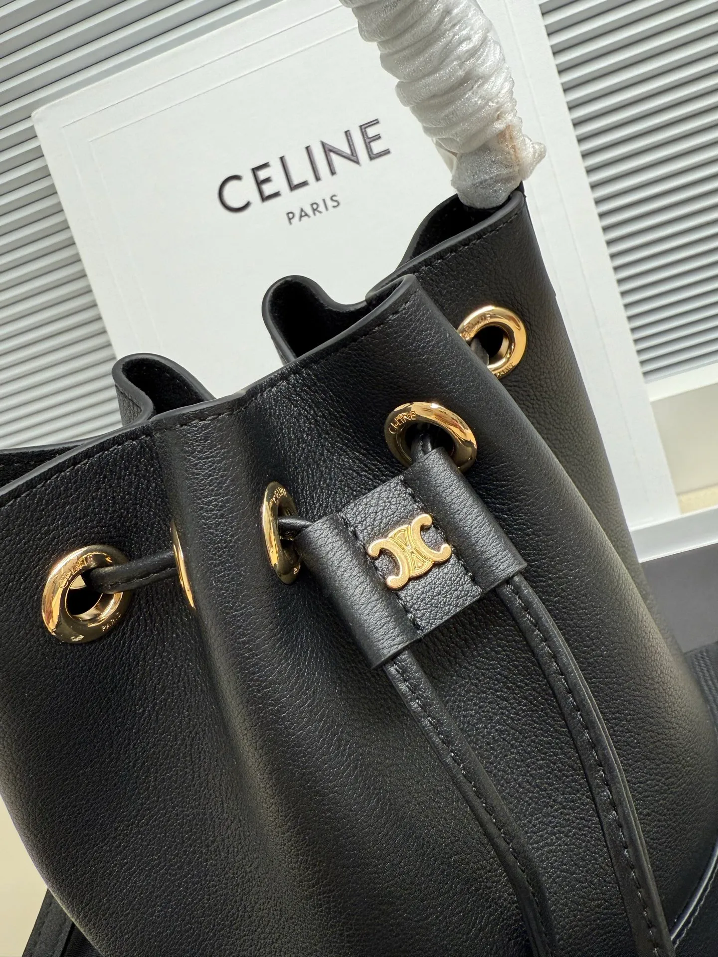 750. 🆕New bucket bag💋Drawstring design, two colors available Clara💄Takeaway bucket Has the casual silhouette of a bucket bag. The drawstring design adds playfulness and privacy. 💯Good capacity to hold 250ml of mineral water. 1 main compartment 1 leather handle, length (7cm) 1 detachable and adjustable shoulder strap, minimum length (41cm), maximum length (48cm) Dimensions: (16 X 19 X 16 cm) No.: 121673