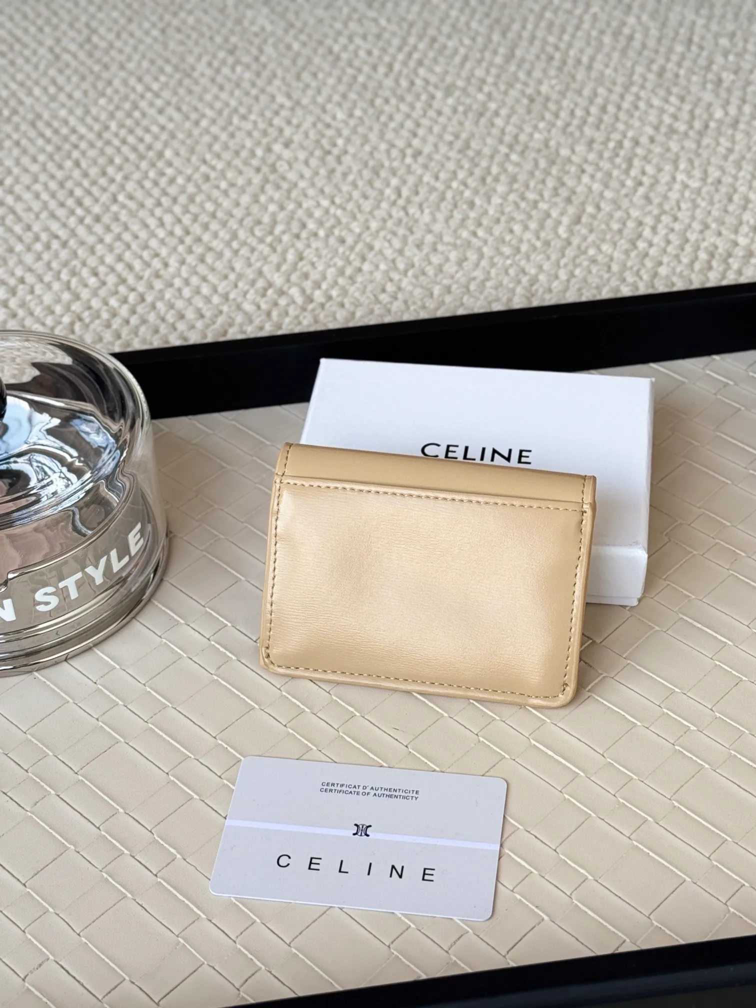 💰130 Celine's new card holder is online, ce's new classic card holder, with cow leather interior and triomphe snap closure, with 4 card slots inside and 1 outside card slot. It is easy to carry when going out, looks and wear-resistant, and is super light weight! Style number: 10L583 Size: 10.5x7x1cm