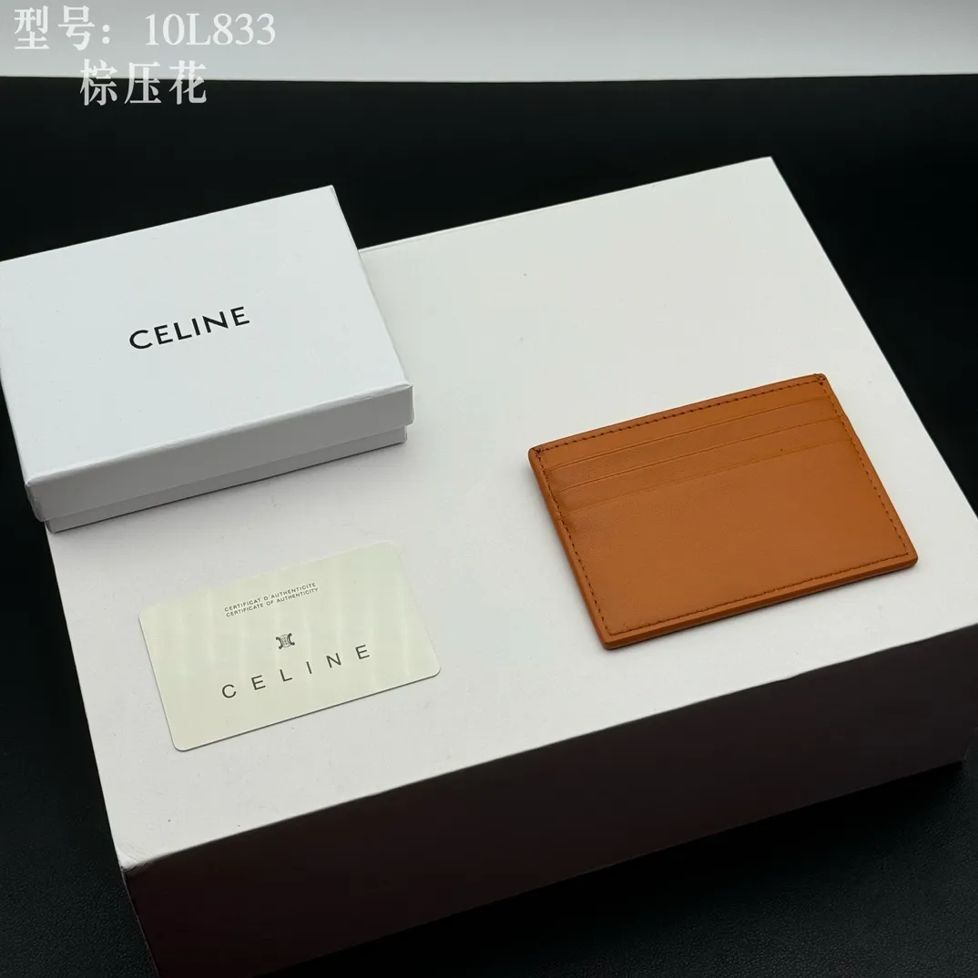 💰90 💎Top quality high version calf leather 💌 𝗖𝗘𝗟𝗜𝗡𝗘 | 𝗧𝗥𝗜𝗢𝗠𝗣𝗛𝗘 Arc de Triomphe small card holder 〰️ Celine's new embossed logo card holder, made of first-layer cowhide, two card slots + one middle pocket. Style number: 10L833 Size: 10.5×7cm
