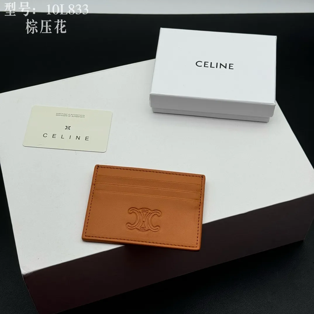 💰90 💎Top quality high version calf leather 💌 𝗖𝗘𝗟𝗜𝗡𝗘 | 𝗧𝗥𝗜𝗢𝗠𝗣𝗛𝗘 Arc de Triomphe small card holder 〰️ Celine's new embossed logo card holder, made of first-layer cowhide, two card slots + one middle pocket. Style number: 10L833 Size: 10.5×7cm
