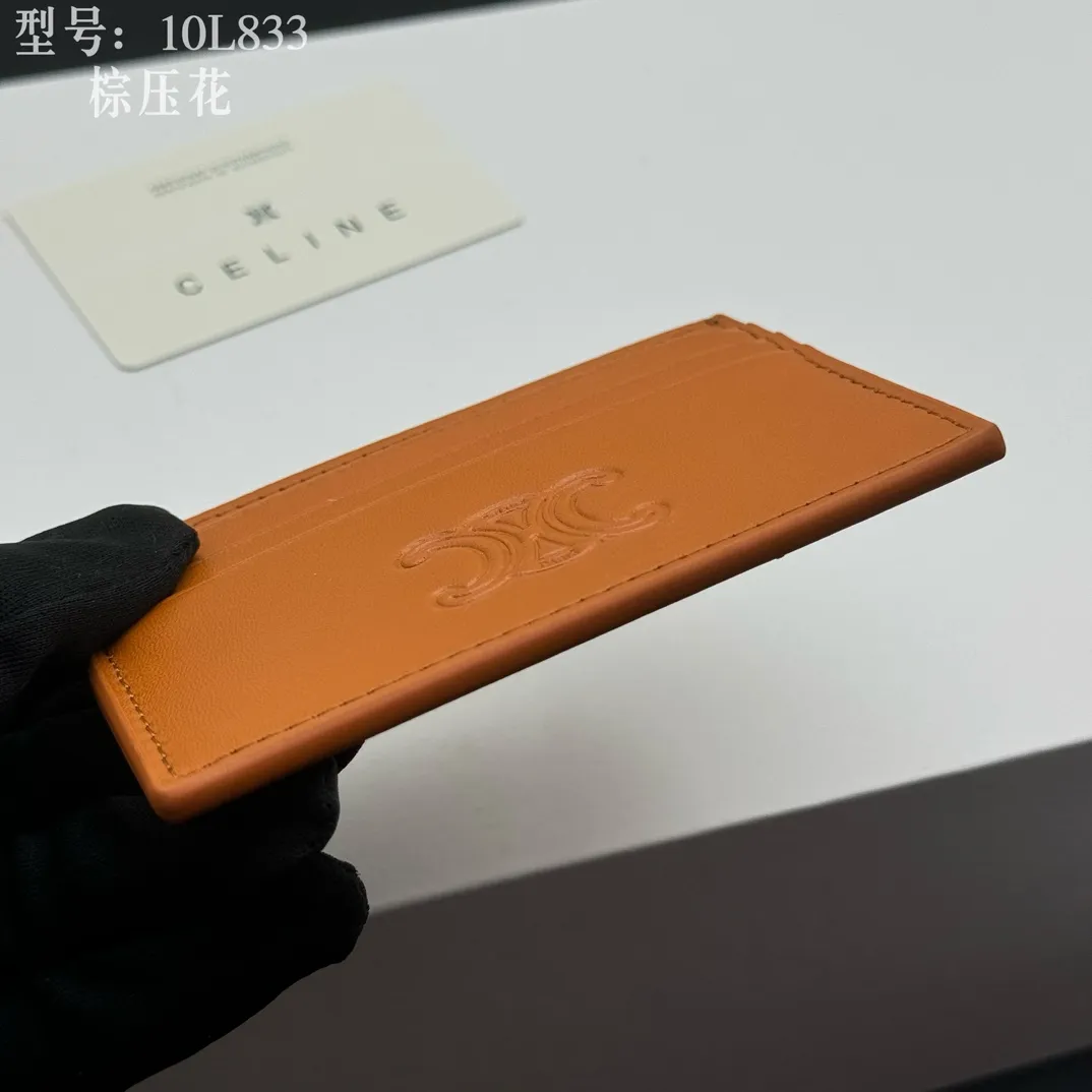 💰90 💎Top quality high version calf leather 💌 𝗖𝗘𝗟𝗜𝗡𝗘 | 𝗧𝗥𝗜𝗢𝗠𝗣𝗛𝗘 Arc de Triomphe small card holder 〰️ Celine's new embossed logo card holder, made of first-layer cowhide, two card slots + one middle pocket. Style number: 10L833 Size: 10.5×7cm