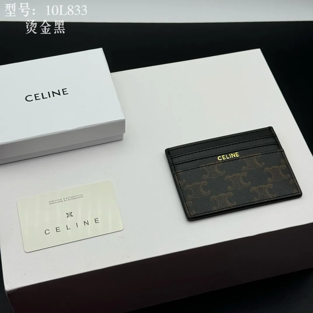 💰90 💎Top quality high version calf leather 💌 𝗖𝗘𝗟𝗜𝗡𝗘 | 𝗧𝗥𝗜𝗢𝗠𝗣𝗛𝗘 Arc de Triomphe small card holder 〰️ Celine's new embossed logo card holder, made of first-layer cowhide, two card slots + one middle pocket. Style number: 10L833 Size: 10.5×7cm