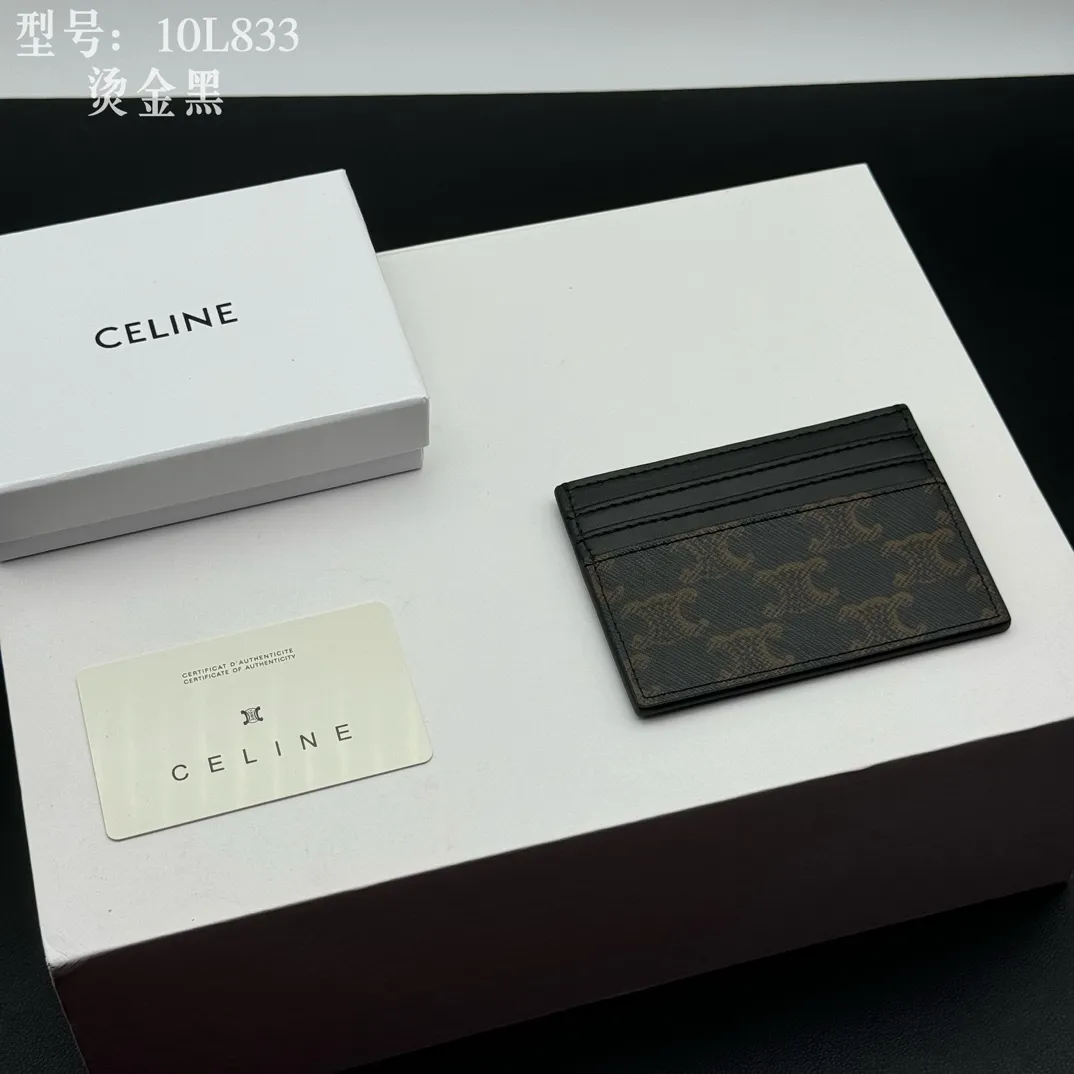 💰90 💎Top quality high version calf leather 💌 𝗖𝗘𝗟𝗜𝗡𝗘 | 𝗧𝗥𝗜𝗢𝗠𝗣𝗛𝗘 Arc de Triomphe small card holder 〰️ Celine's new embossed logo card holder, made of first-layer cowhide, two card slots + one middle pocket. Style number: 10L833 Size: 10.5×7cm