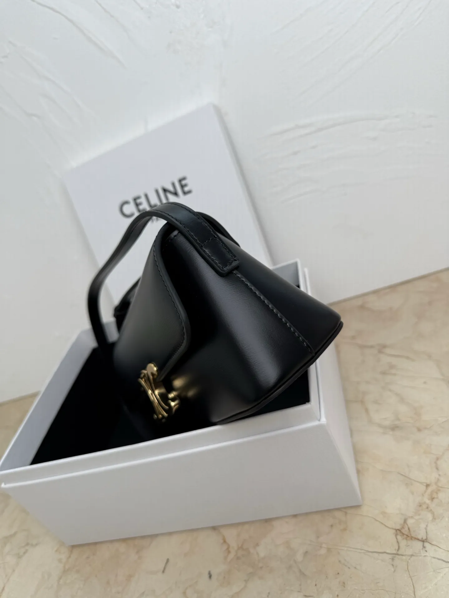 p1400 New TRIOMPHE classic shiny cow leather shoulder bag cow leather sheepskin lining TRIOMPHE metal lock buckle one inner flat pocket adjustable shoulder strap minimum length 21 cm maximum length 25 cm (the biggest difference between this model and the classic model 194142 is the design of the bottom. This model has a wider bottom and is triangular in shape, doubling the capacity) Model: 120553 Size: 24*8*11.5