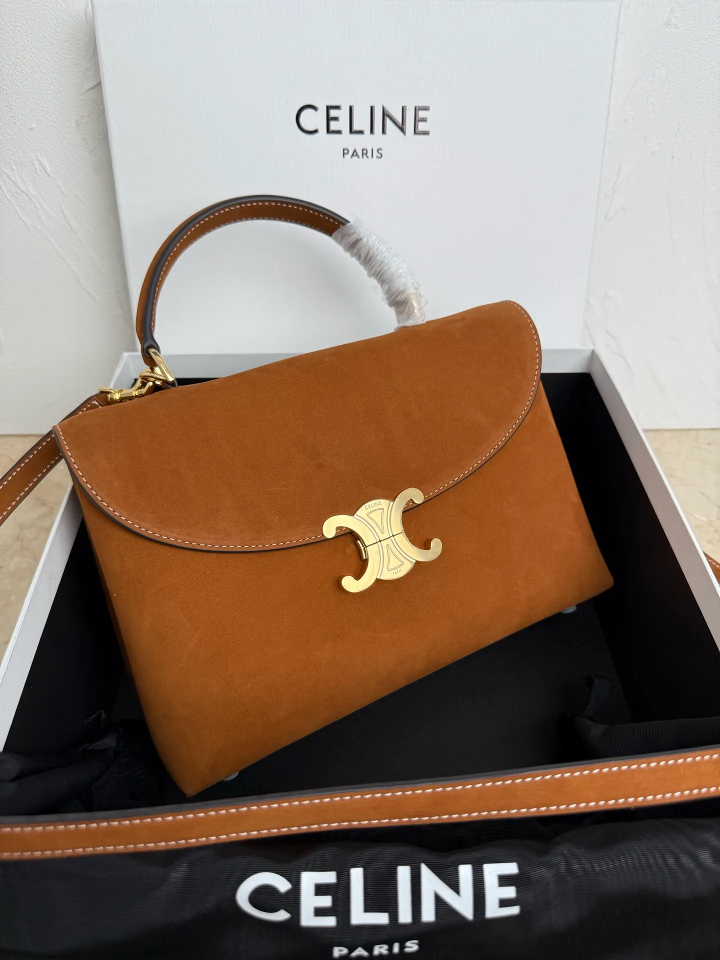 p1760 New product launched 🅰️🅰️CE Arc de Triomphe kelly handbag 👜 New Arc de Triomphe storage bag full of high-end feel! The simple and exquisite silhouette presents a capable style and pure aesthetics. Whether it is calm black, low-key brown or soft pink, it all exudes an unparalleled sense of luxury❤️ The lines of kelly's classic shape are simple and elegant, without unnecessary decoration, showing the aesthetic charm🫶🏻 Style number: 188836 Color: earthy yellow Size: 25.5x18.5x10
