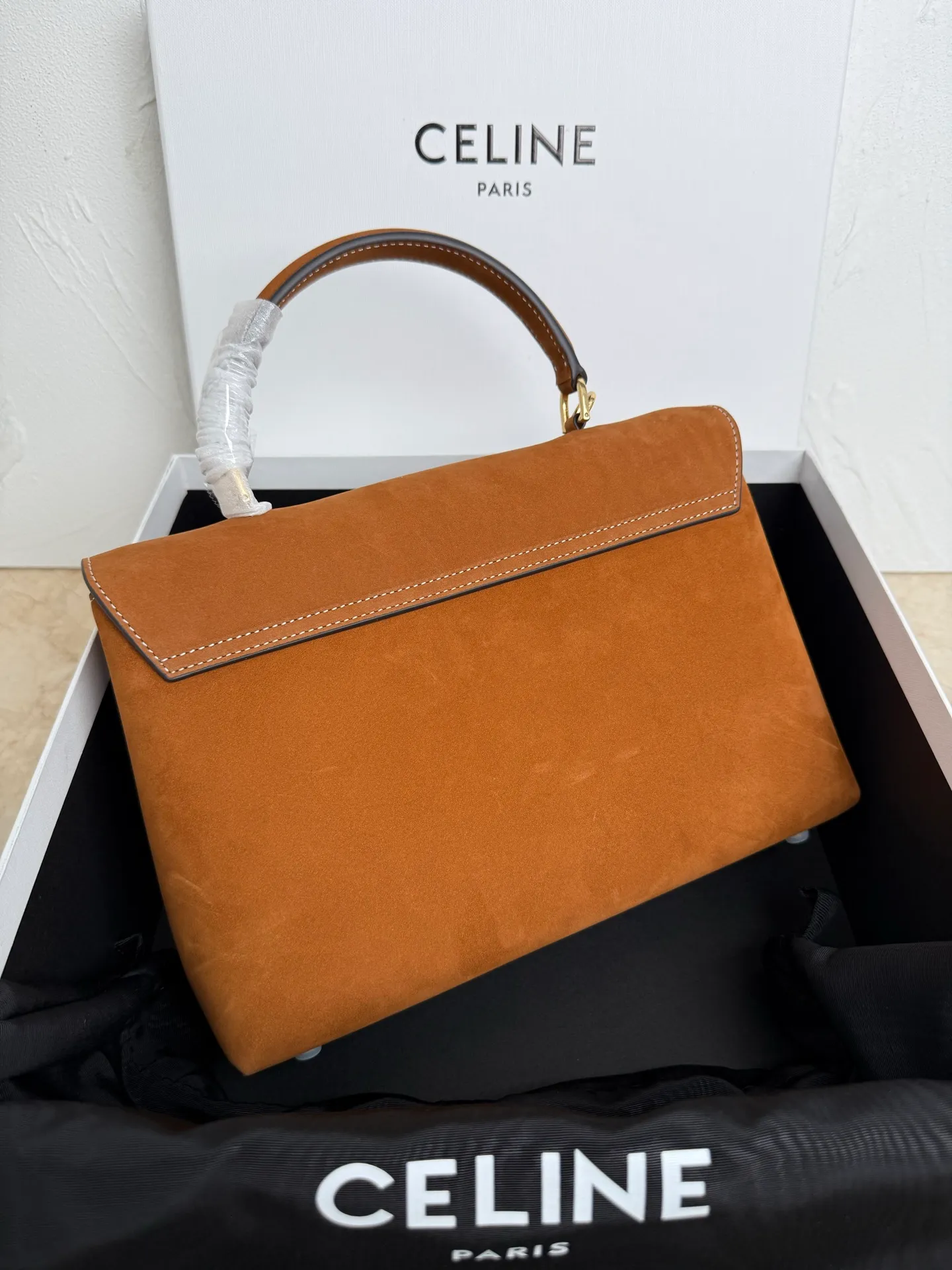 p1760 New product launched 🅰️🅰️CE Arc de Triomphe kelly handbag 👜 New Arc de Triomphe storage bag full of high-end feel! The simple and exquisite silhouette presents a capable style and pure aesthetics. Whether it is calm black, low-key brown or soft pink, it all exudes an unparalleled sense of luxury❤️ The lines of kelly's classic shape are simple and elegant, without unnecessary decoration, showing the aesthetic charm🫶🏻 Style number: 188836 Color: earthy yellow Size: 25.5x18.5x10