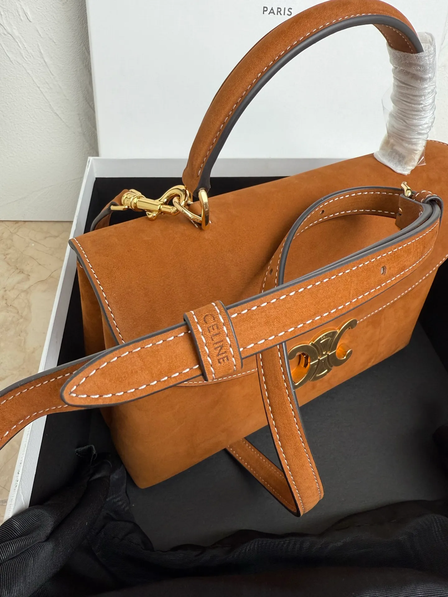 p1760 New product launched 🅰️🅰️CE Arc de Triomphe kelly handbag 👜 New Arc de Triomphe storage bag full of high-end feel! The simple and exquisite silhouette presents a capable style and pure aesthetics. Whether it is calm black, low-key brown or soft pink, it all exudes an unparalleled sense of luxury❤️ The lines of kelly's classic shape are simple and elegant, without unnecessary decoration, showing the aesthetic charm🫶🏻 Style number: 188836 Color: earthy yellow Size: 25.5x18.5x10