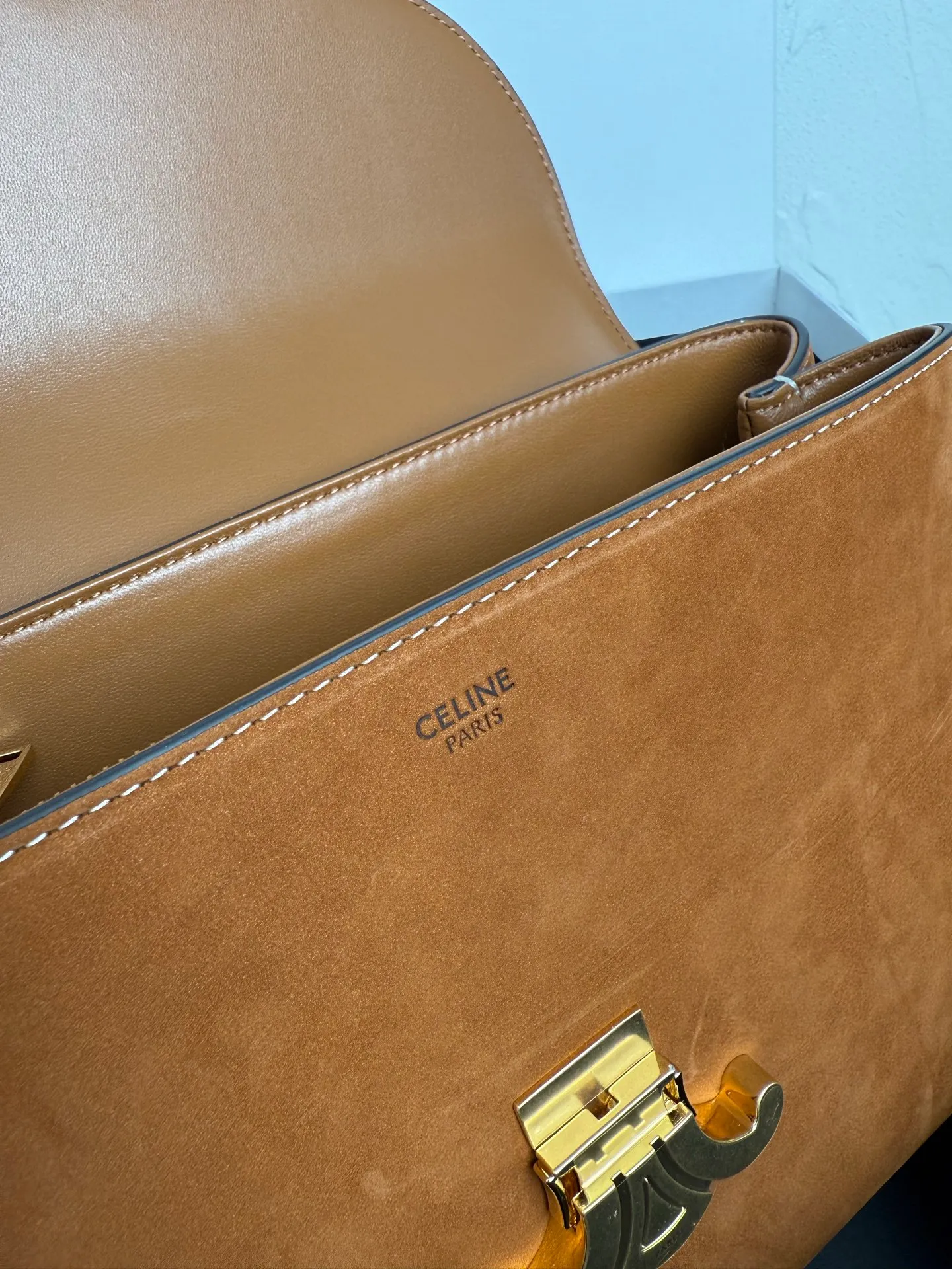 p1760 New product launched 🅰️🅰️CE Arc de Triomphe kelly handbag 👜 New Arc de Triomphe storage bag full of high-end feel! The simple and exquisite silhouette presents a capable style and pure aesthetics. Whether it is calm black, low-key brown or soft pink, it all exudes an unparalleled sense of luxury❤️ The lines of kelly's classic shape are simple and elegant, without unnecessary decoration, showing the aesthetic charm🫶🏻 Style number: 188836 Color: earthy yellow Size: 25.5x18.5x10