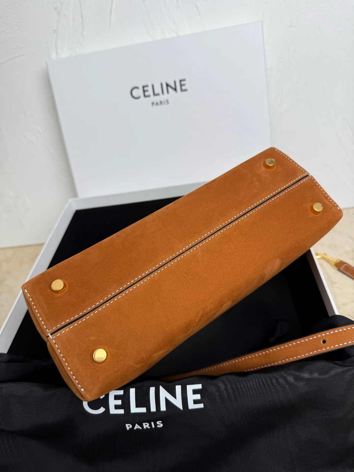 p1760 New product launched 🅰️🅰️CE Arc de Triomphe kelly handbag 👜 New Arc de Triomphe storage bag full of high-end feel! The simple and exquisite silhouette presents a capable style and pure aesthetics. Whether it is calm black, low-key brown or soft pink, it all exudes an unparalleled sense of luxury❤️ The lines of kelly's classic shape are simple and elegant, without unnecessary decoration, showing the aesthetic charm🫶🏻 Style number: 188836 Color: earthy yellow Size: 25.5x18.5x10