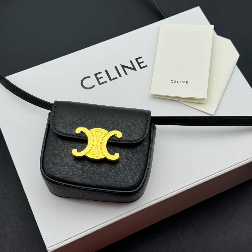 💰230 💎Upgraded original version💖 Comes with gift box 𝗖𝗘𝗟𝗜𝗡𝗘 | 𝗧𝗥𝗜𝗢𝗠𝗣𝗛𝗘 𝗠𝗜𝗡𝗜 Arc de Triomphe Mini Crossbody Bag〰️ Black# (Calfskin) Arc de Triomphe and minimalist inspiration collide. Beautiful to the core. The shape of the bag is simply the golden ratio. Small and delicate. The more you look at it, the better it looks. It gives people a French gentle style🍃. Carrying it on the body is like an exquisite work of art. Made of genuine Italian leather. The texture of the leather is perfect. 𝑠　𝑧𝑒: 𝟭𝟭*𝟴*𝟰𝒄𝒎 Model: 101513/10I513