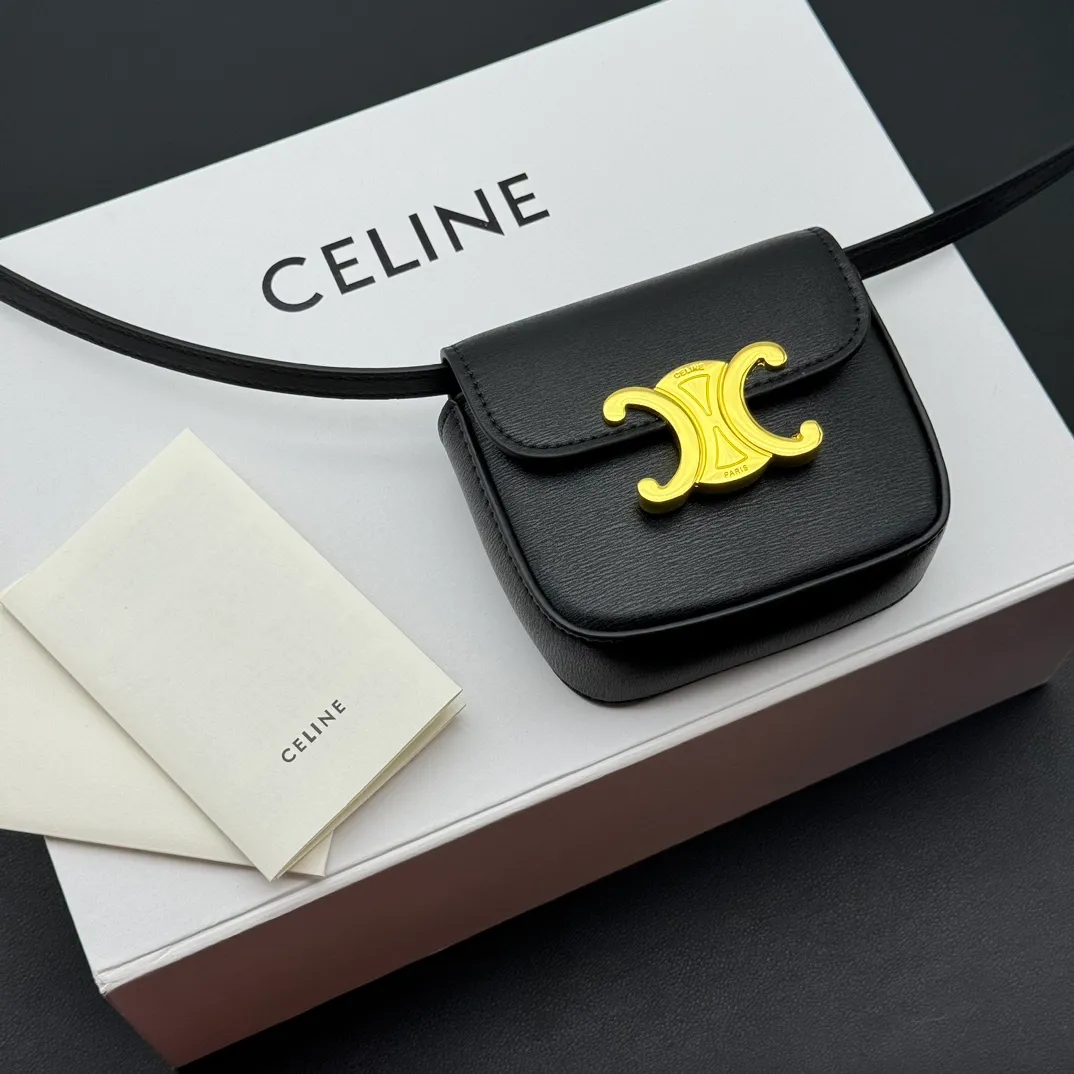 💰230 💎Upgraded original version💖 Comes with gift box 𝗖𝗘𝗟𝗜𝗡𝗘 | 𝗧𝗥𝗜𝗢𝗠𝗣𝗛𝗘 𝗠𝗜𝗡𝗜 Arc de Triomphe Mini Crossbody Bag〰️ Black# (Calfskin) Arc de Triomphe and minimalist inspiration collide. Beautiful to the core. The shape of the bag is simply the golden ratio. Small and delicate. The more you look at it, the better it looks. It gives people a French gentle style🍃. Carrying it on the body is like an exquisite work of art. Made of genuine Italian leather. The texture of the leather is perfect. 𝑠　𝑧𝑒: 𝟭𝟭*𝟴*𝟰𝒄𝒎 Model: 101513/10I513