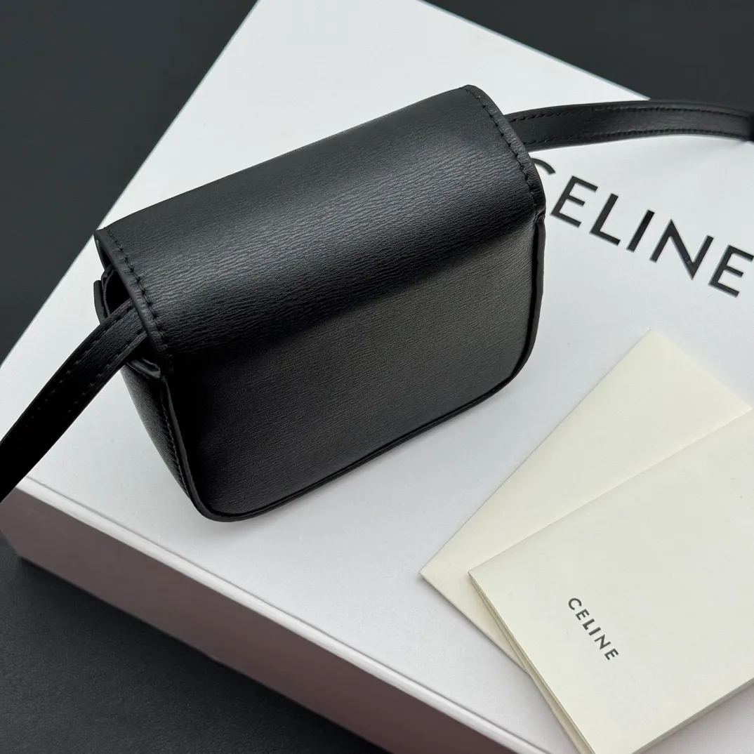 💰230 💎Upgraded original version💖 Comes with gift box 𝗖𝗘𝗟𝗜𝗡𝗘 | 𝗧𝗥𝗜𝗢𝗠𝗣𝗛𝗘 𝗠𝗜𝗡𝗜 Arc de Triomphe Mini Crossbody Bag〰️ Black# (Calfskin) Arc de Triomphe and minimalist inspiration collide. Beautiful to the core. The shape of the bag is simply the golden ratio. Small and delicate. The more you look at it, the better it looks. It gives people a French gentle style🍃. Carrying it on the body is like an exquisite work of art. Made of genuine Italian leather. The texture of the leather is perfect. 𝑠　𝑧𝑒: 𝟭𝟭*𝟴*𝟰𝒄𝒎 Model: 101513/10I513